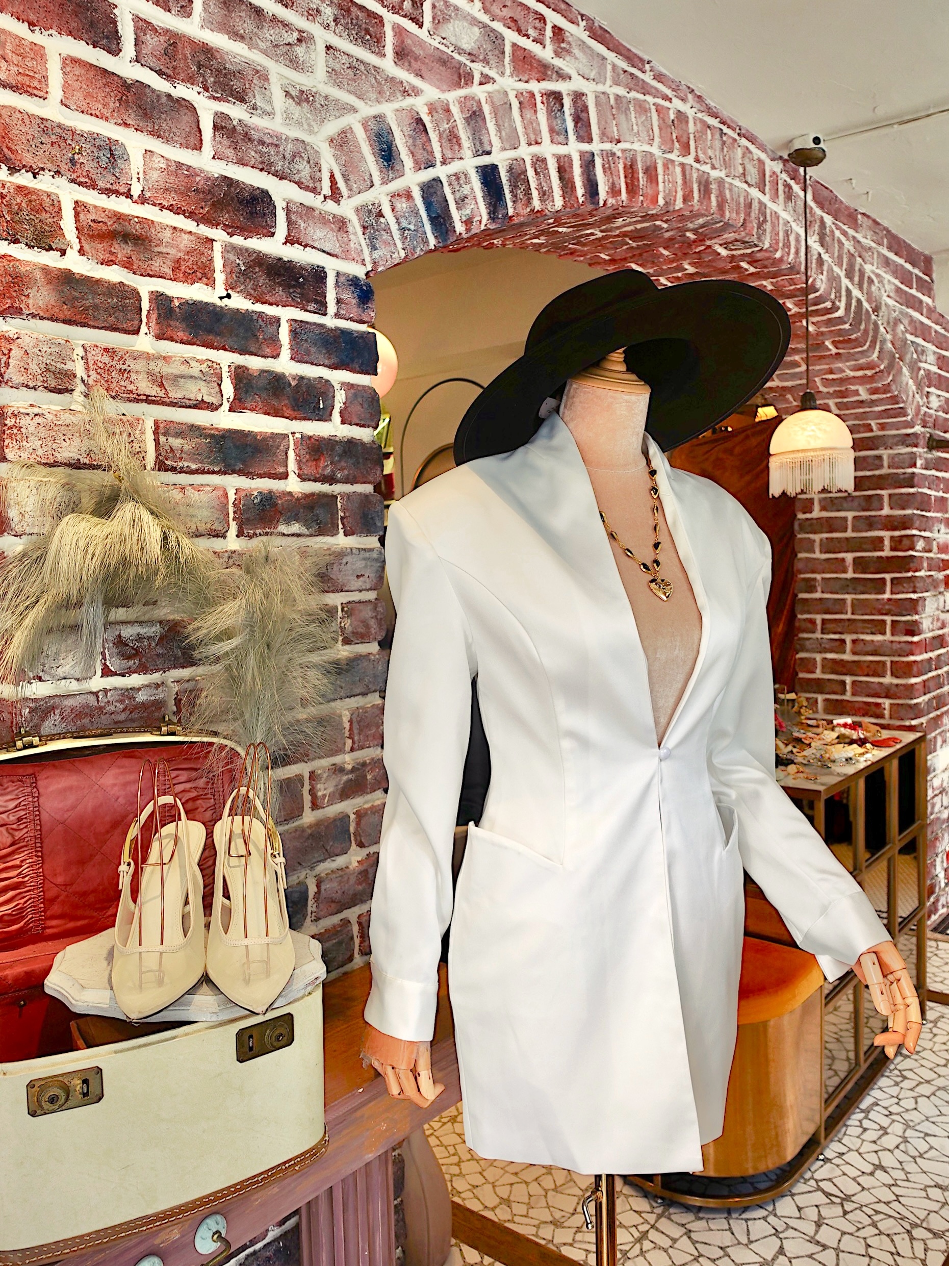 City White白色深V釦西裝外套+短褲套裝