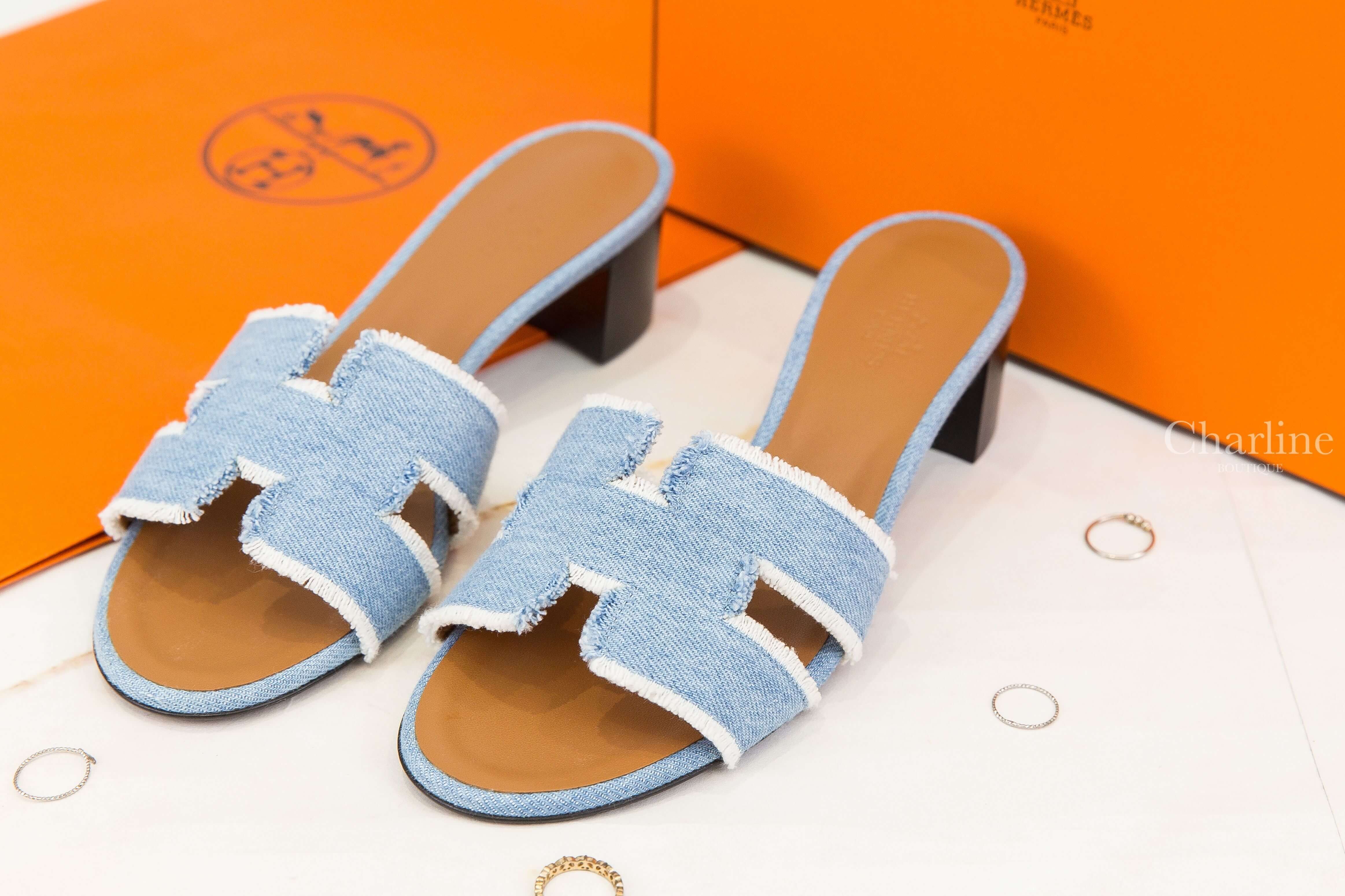 Hermès Oasis Sandal 淺藍色抽鬚單寧牛仔H木頭低跟拖鞋-Charline Boutique 精品代購