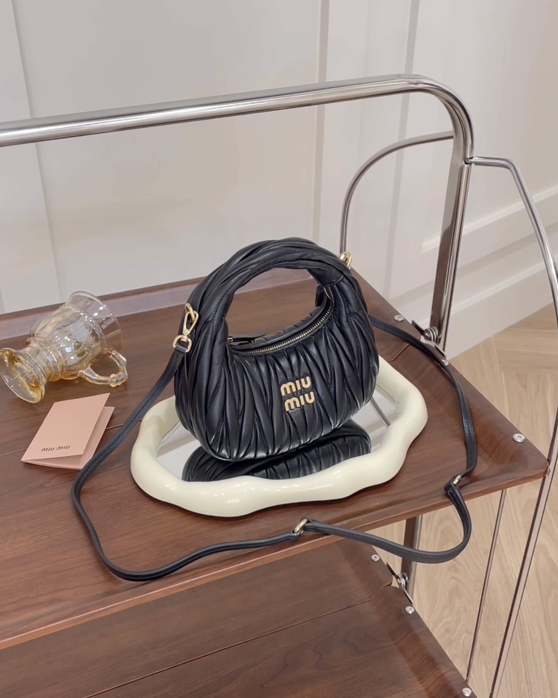 MIUMIU｜MATELASSE納帕迷你半月腋下包 黑色