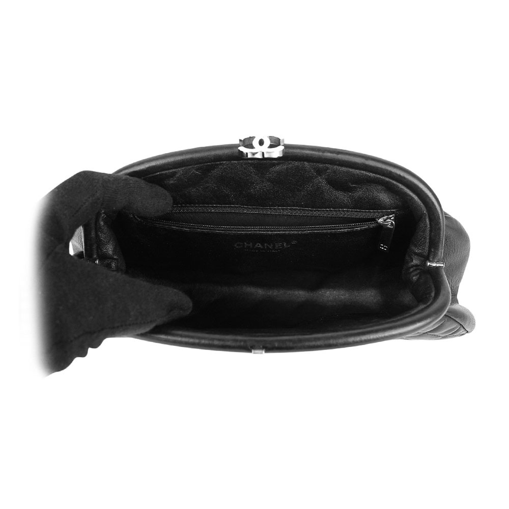 【CHANEL 】銀釦菱格紋小牛皮手拿包(黑色) 14317082