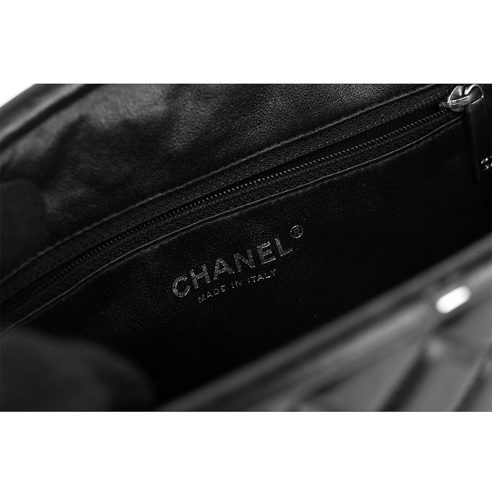【CHANEL 】銀釦菱格紋小牛皮手拿包(黑色) 14317082