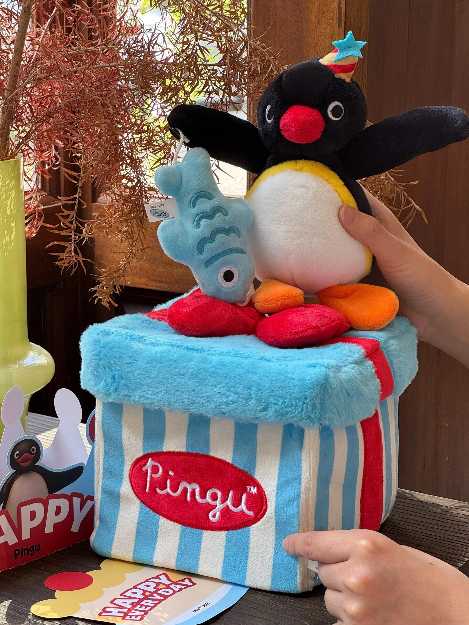 PINGU 企鵝家族 正版授權 驚喜禮物盒 毛絨玩偶 收納盒 玩具 玩偶 送人/預購