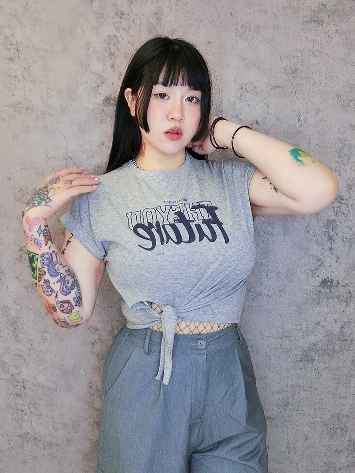 簡約英文字下綁帶造型短T