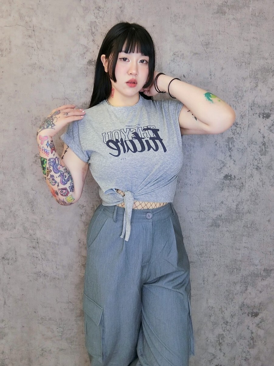 簡約英文字下綁帶造型短T