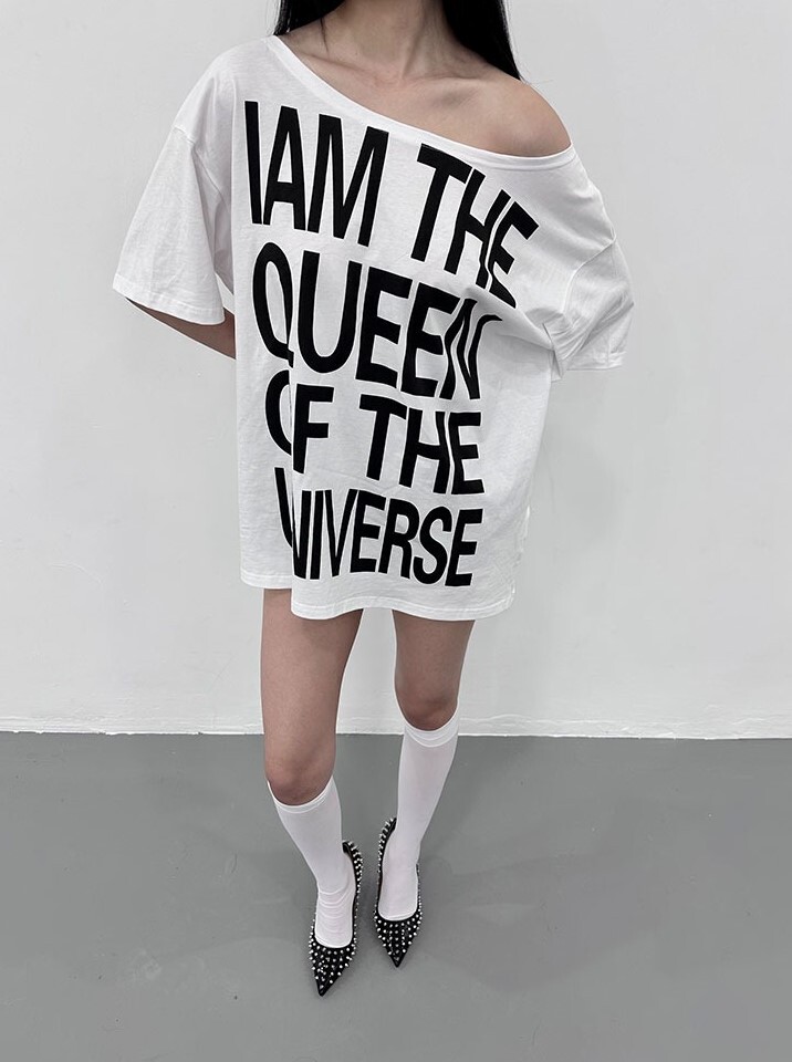 ArtByTastybabe Queen of the Universe 印花 寬鬆露肩 短袖 T