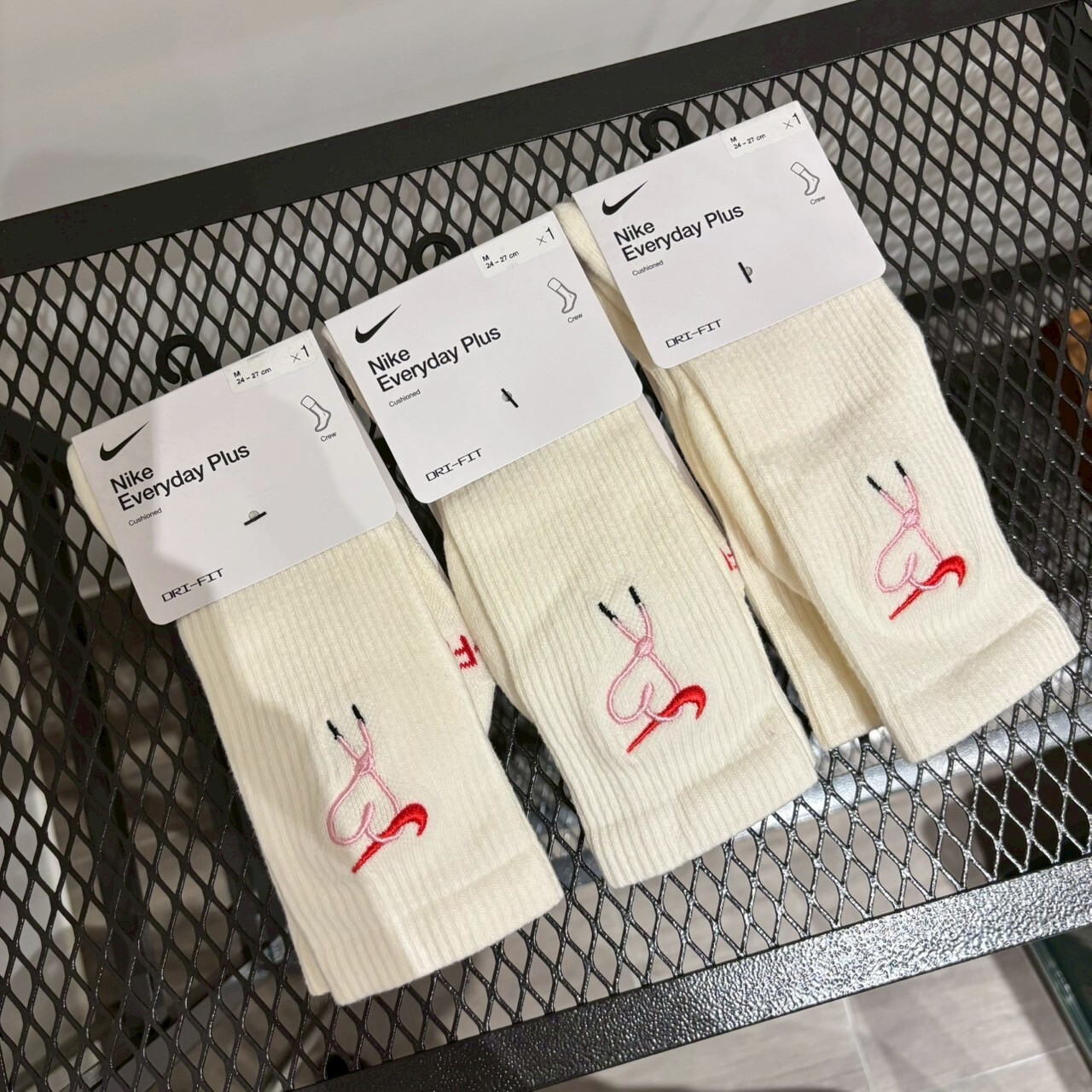 Nike everyday plus 情人節限定 愛心鞋帶 刺繡 長襪  HJ9381-133