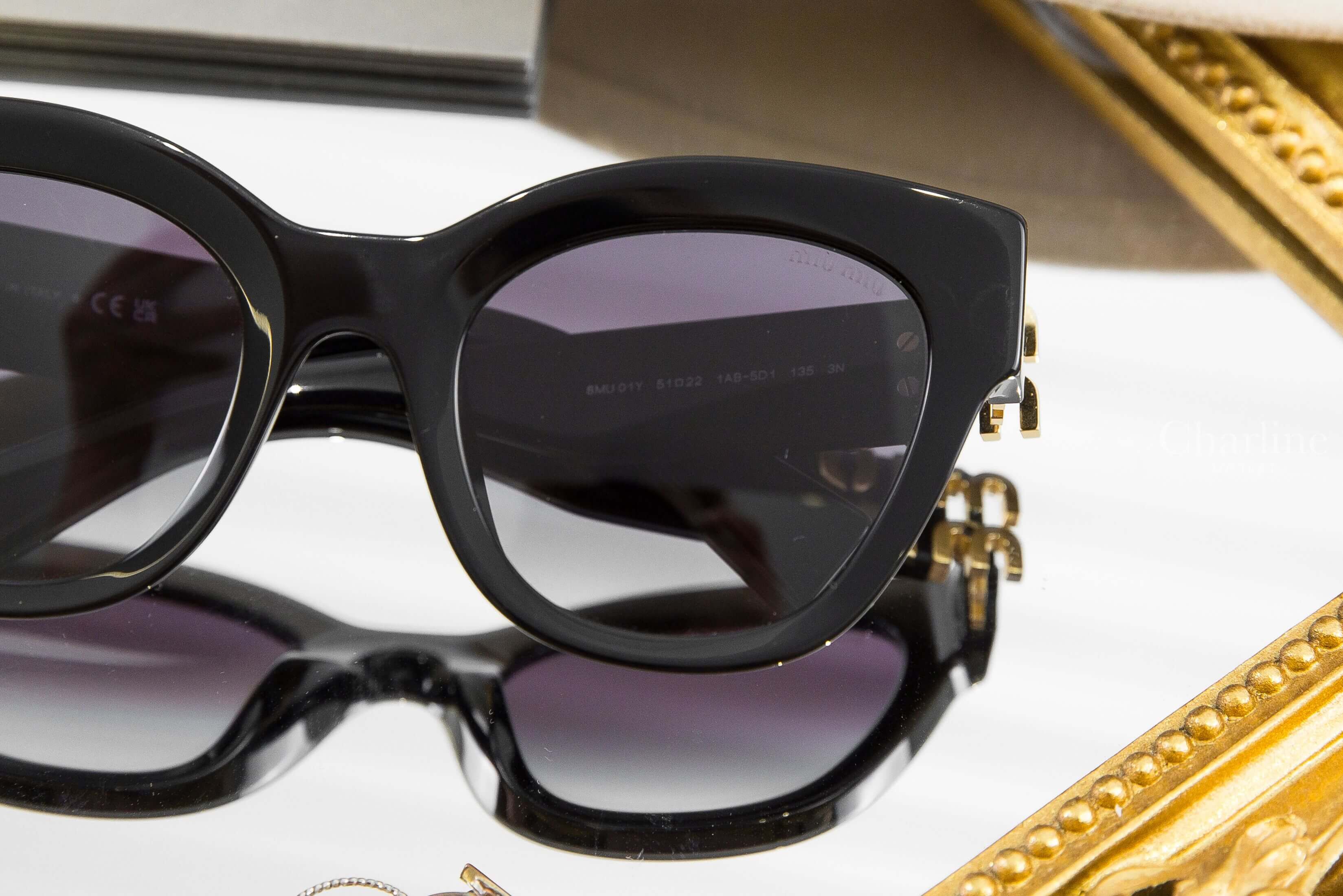 Miu Miu Sunglasses 黑色圓框漸層黑色鏡片側邊金色字母太陽眼鏡