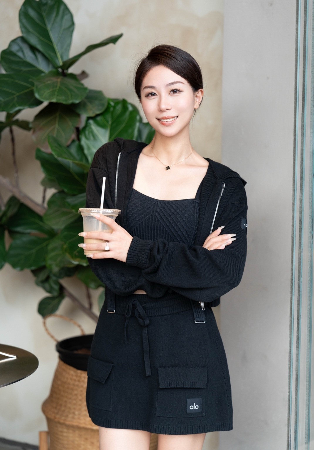 alo yoga 純色連帽短版外套 女款 黑色