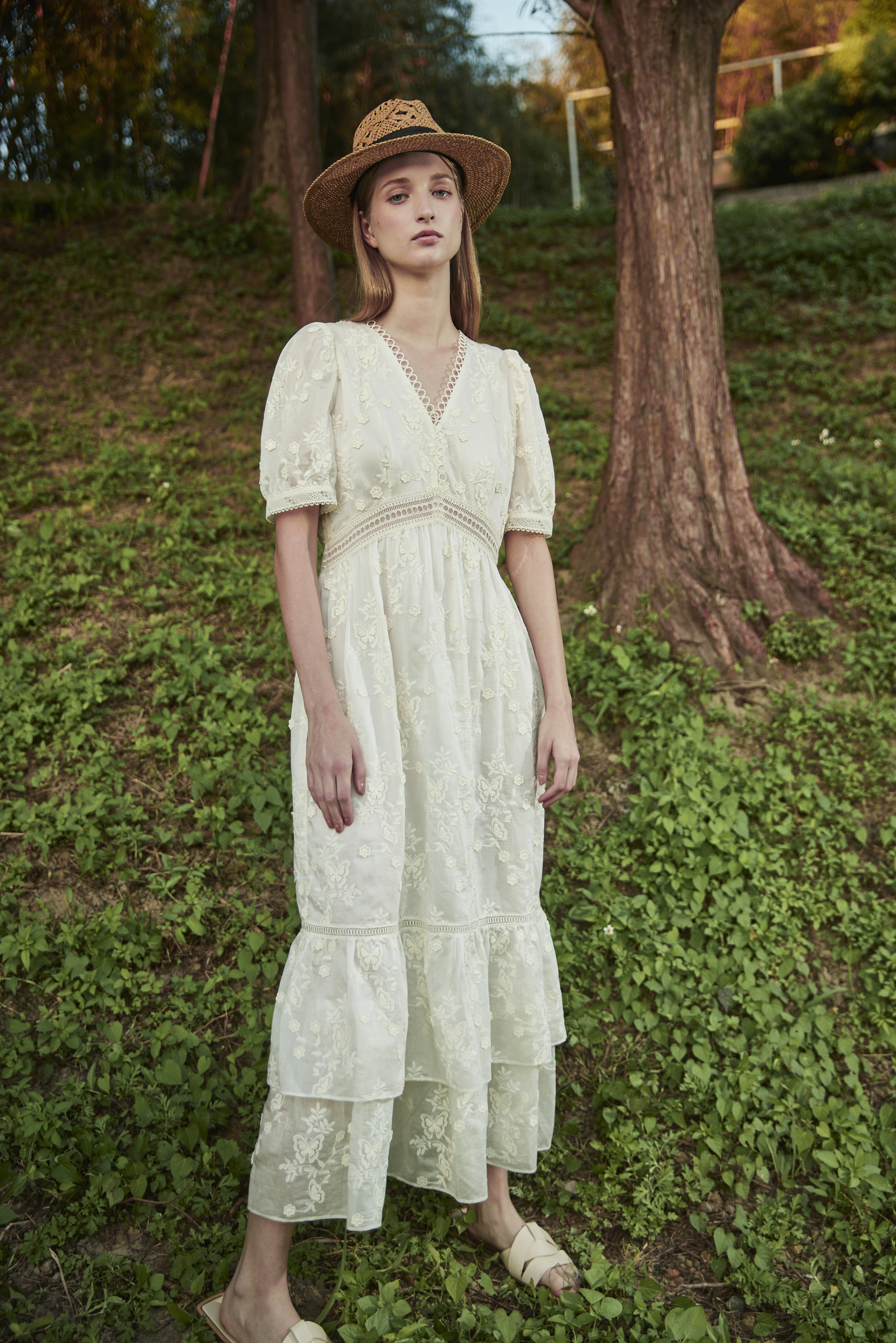 BE10067E1 復古宮廷V領刺繡長洋