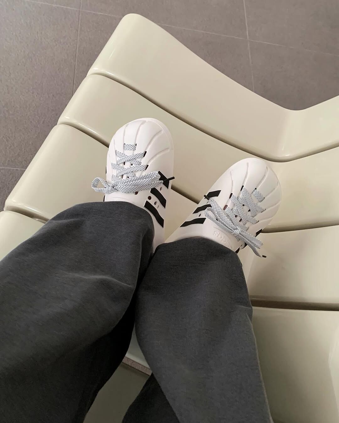 ADIDAS ADILETTE CLOGS 懶人鞋 洞洞拖鞋 防水 奶油白黑 鞋帶款 男女鞋 JH9849 / 預購