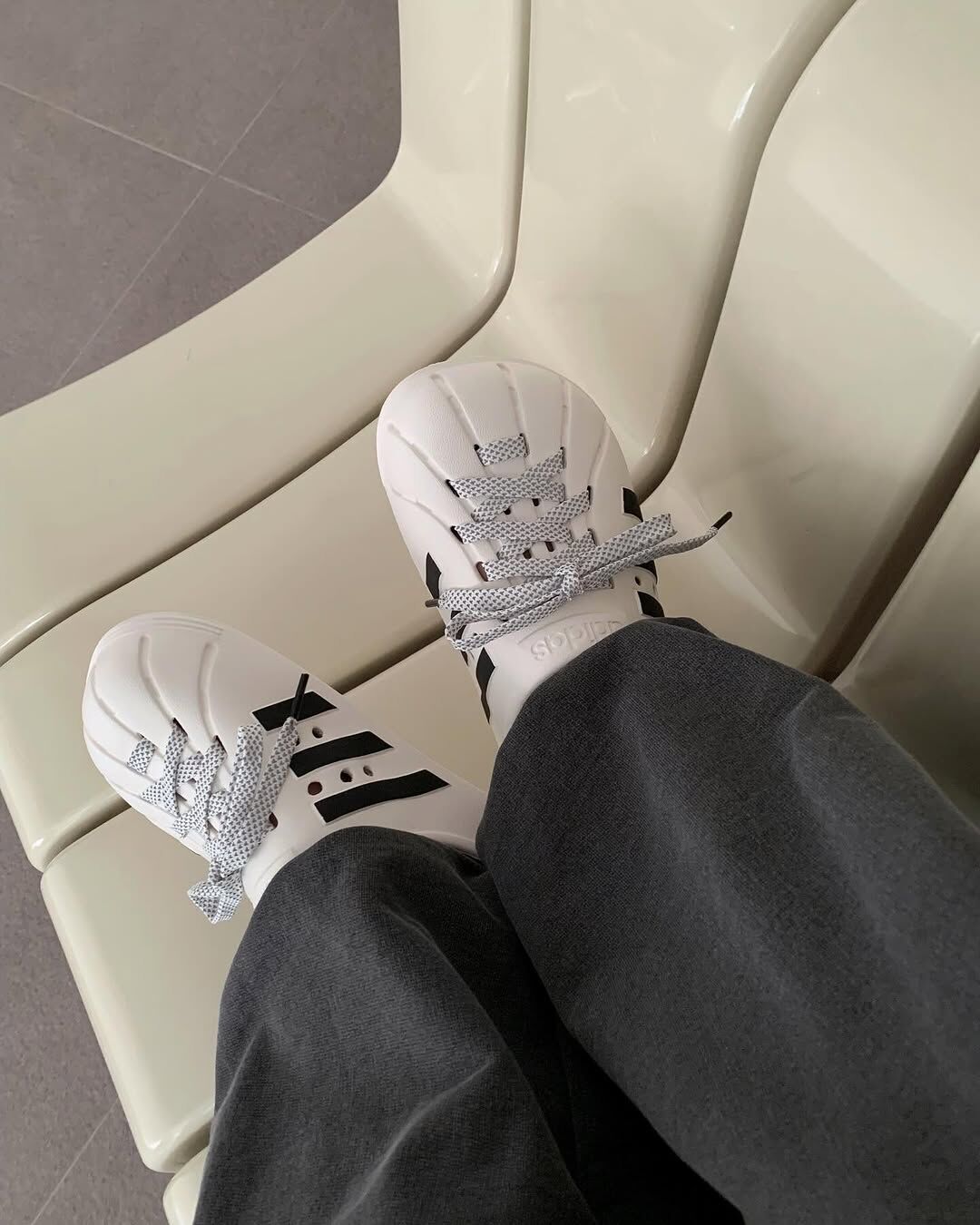 ADIDAS ADILETTE CLOGS 懶人鞋 洞洞拖鞋 防水 奶油白黑 鞋帶款 男女鞋 JH9849 / 預購