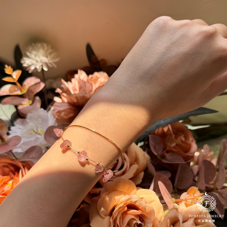 曦光層疊 莓果果醬與微光日記 不規則水晶天然石 草莓晶 雙層鈦鋼手鏈