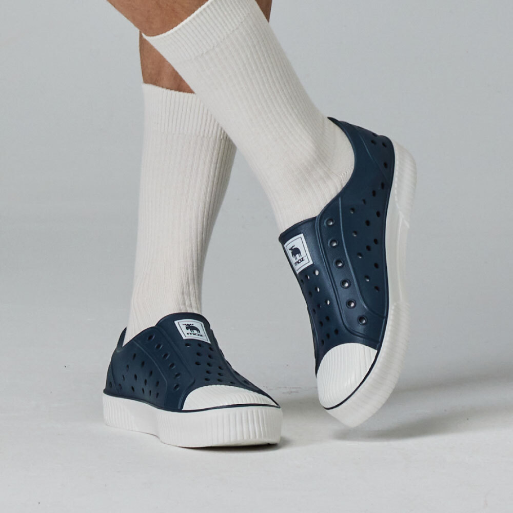 moz瑞典 駝鹿 雙色洞洞餅乾水鞋 (奶蓋海軍藍) 全球首創 舒適厚底 防潑水-附鞋扣