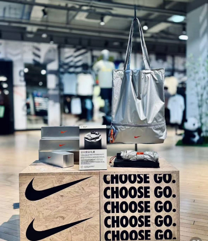 海外限定 NIKE 最新 科技銀摺疊雨傘+乾溼分離手提袋 組合包