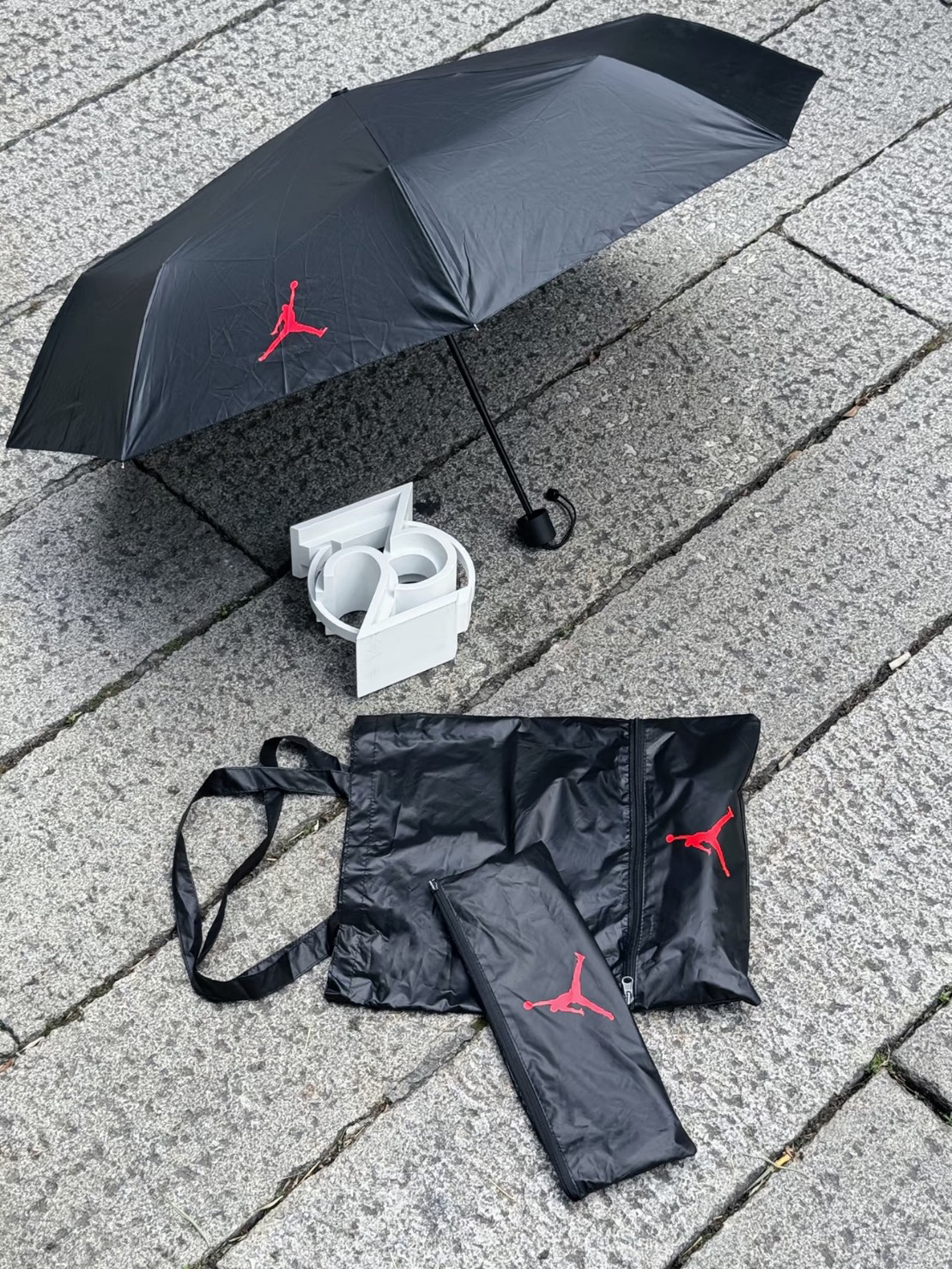 海外限定 正版 Jordan 最新 極簡黑LOGO摺疊雨傘＋乾溼分離手提袋 組合包