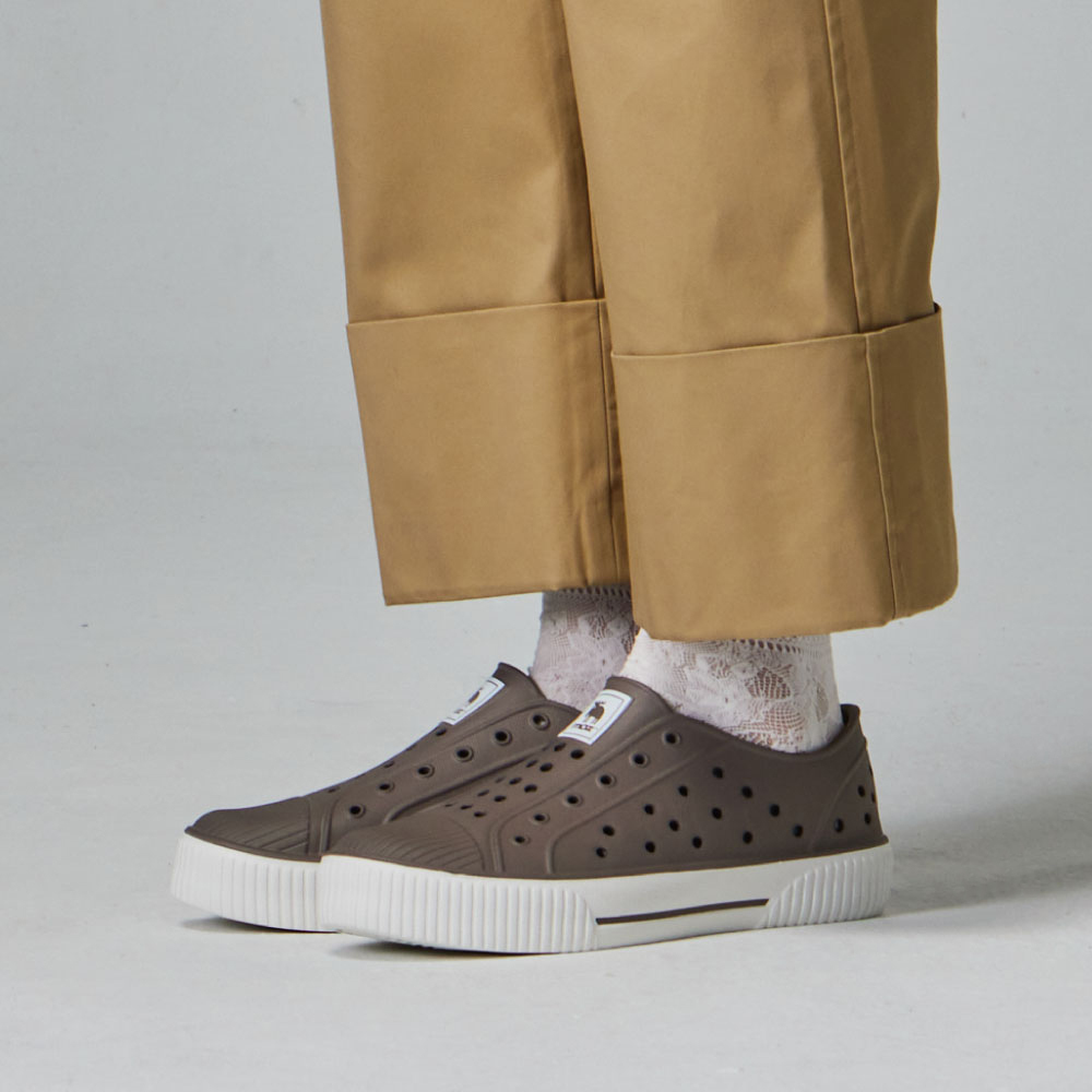 moz瑞典 駝鹿 雙色洞洞餅乾水鞋 (巧克力) 全球首創 舒適厚底 防潑水-附鞋扣