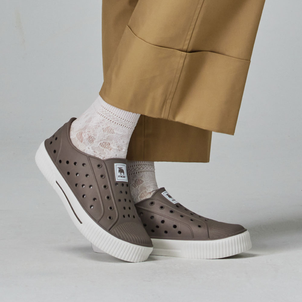 moz瑞典 駝鹿 雙色洞洞餅乾水鞋 (巧克力) 全球首創 舒適厚底 防潑水-附鞋扣