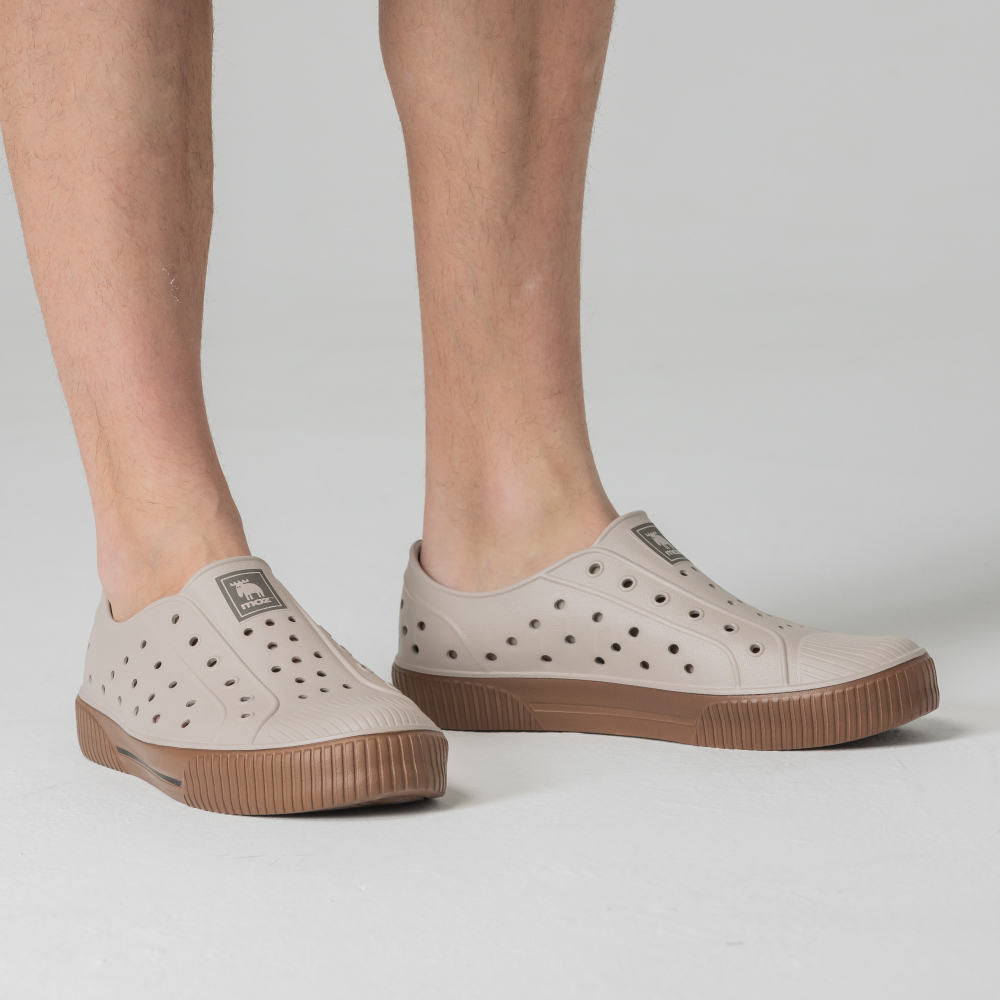 moz瑞典 駝鹿 雙色洞洞餅乾水鞋 (焦糖) 全球首創 舒適厚底 防潑水-附鞋扣