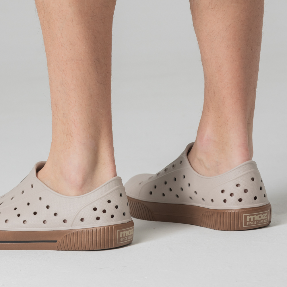 moz瑞典 駝鹿 雙色洞洞餅乾水鞋 (焦糖) 全球首創 舒適厚底 防潑水-附鞋扣