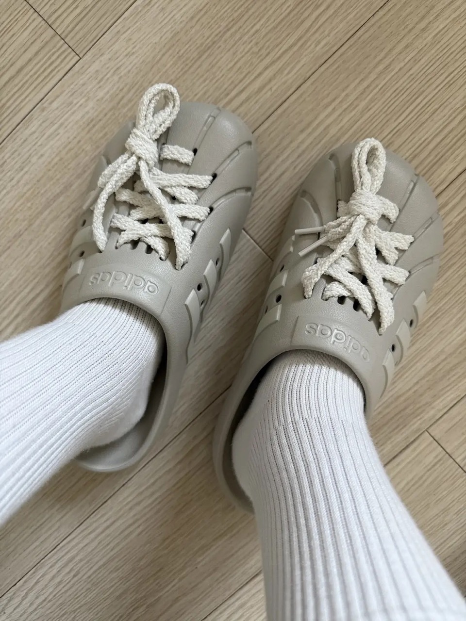 ADIDAS ADILETTE CLOGS 懶人鞋 洞洞拖鞋 防水 灰咖 米灰 鞋帶款 男女鞋 JQ2118 / 預購