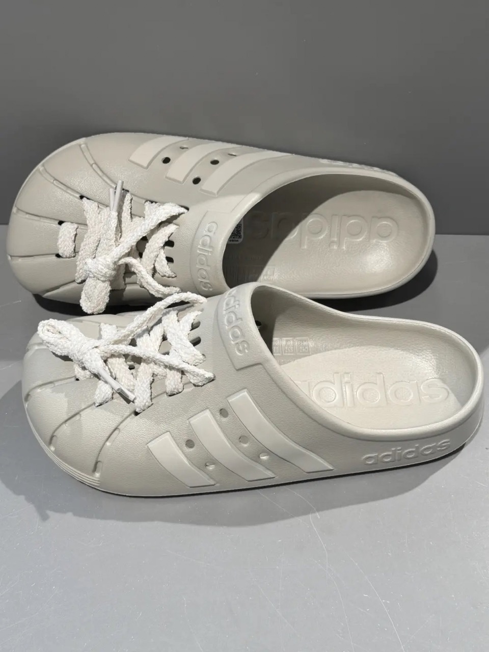 ADIDAS ADILETTE CLOGS 懶人鞋 洞洞拖鞋 防水 灰咖 米灰 鞋帶款 男女鞋 JQ2118 / 預購