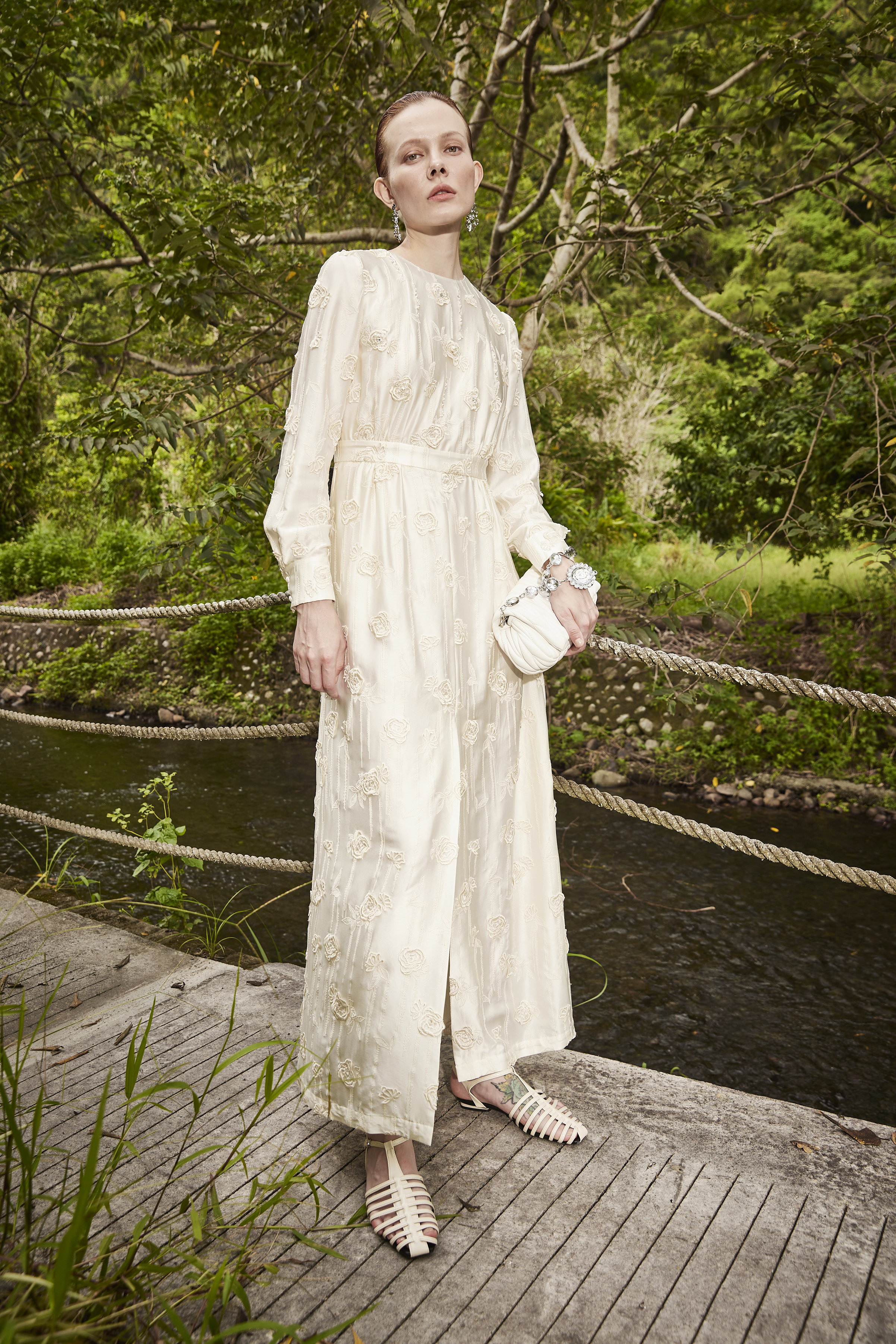 BE10115E1 玫瑰刺繡微開岔長洋