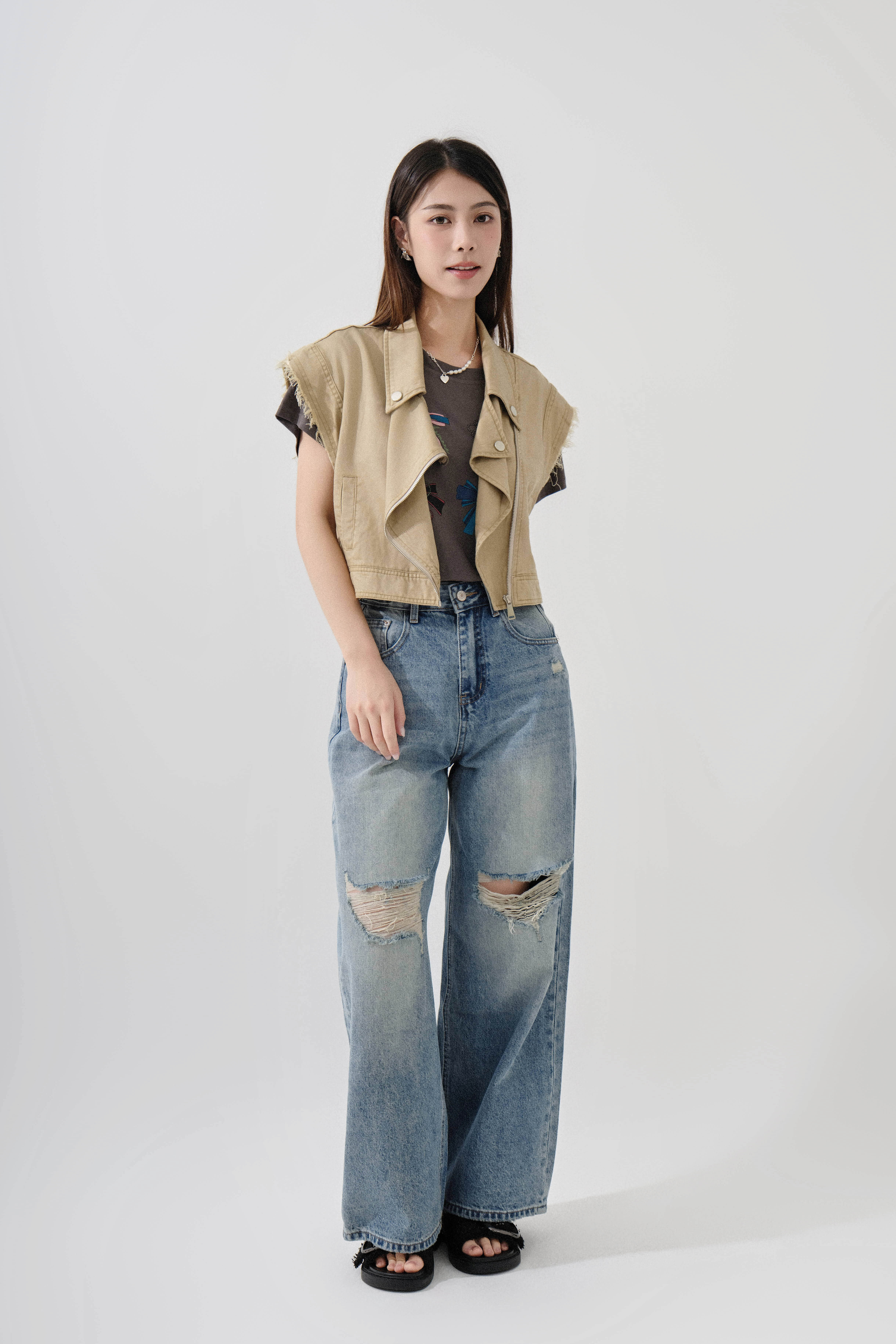 SS25_0226（背心外套＋Tee＋牛仔褲）