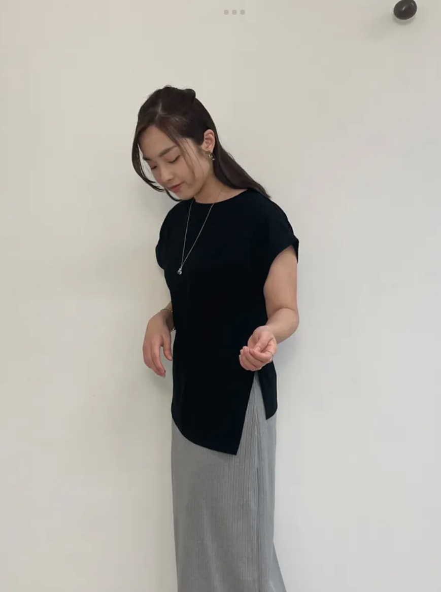 設計感收腰不對稱下擺素色上衣