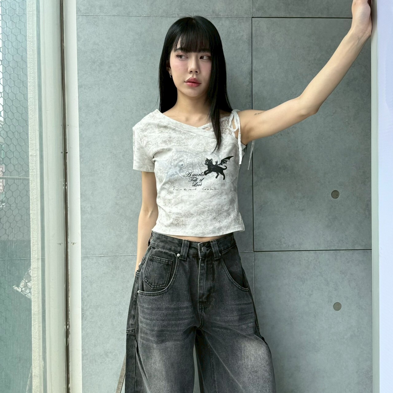 翅膀貓貓紮染蕾絲斜領上衣