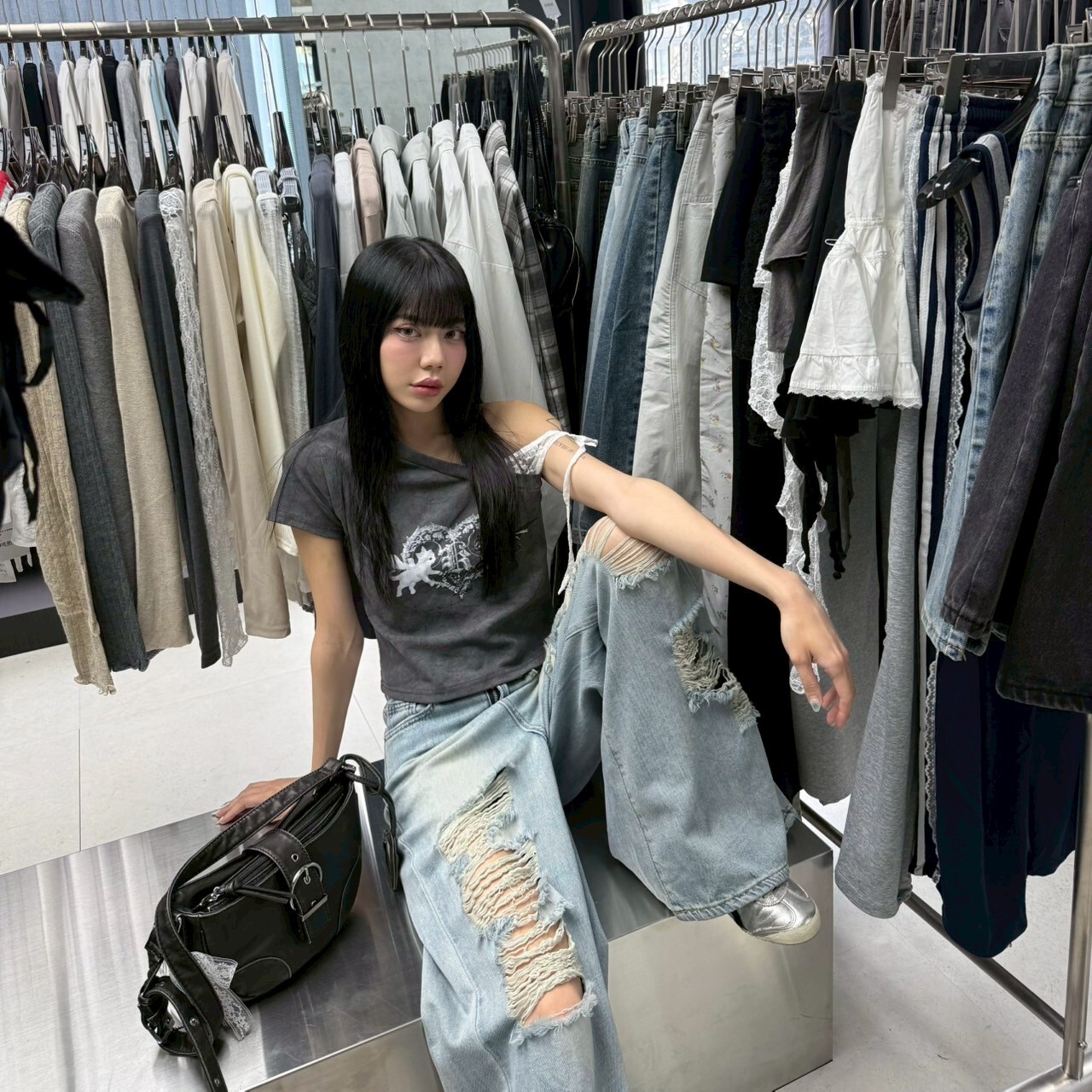 翅膀貓貓紮染蕾絲斜領上衣