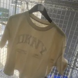[S] DKNY LIGHT CITY KHAKI/WHITE/ BLACK ARCHED DKNY RHINESTONE OMBRE LOGO TEE, DP5T1223-KN7 (SD1334)