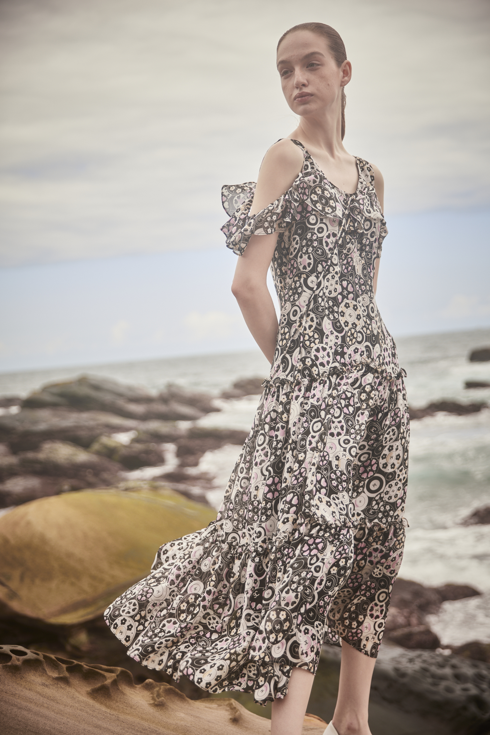 BE10193E1 萬花筒印花露肩洋裝