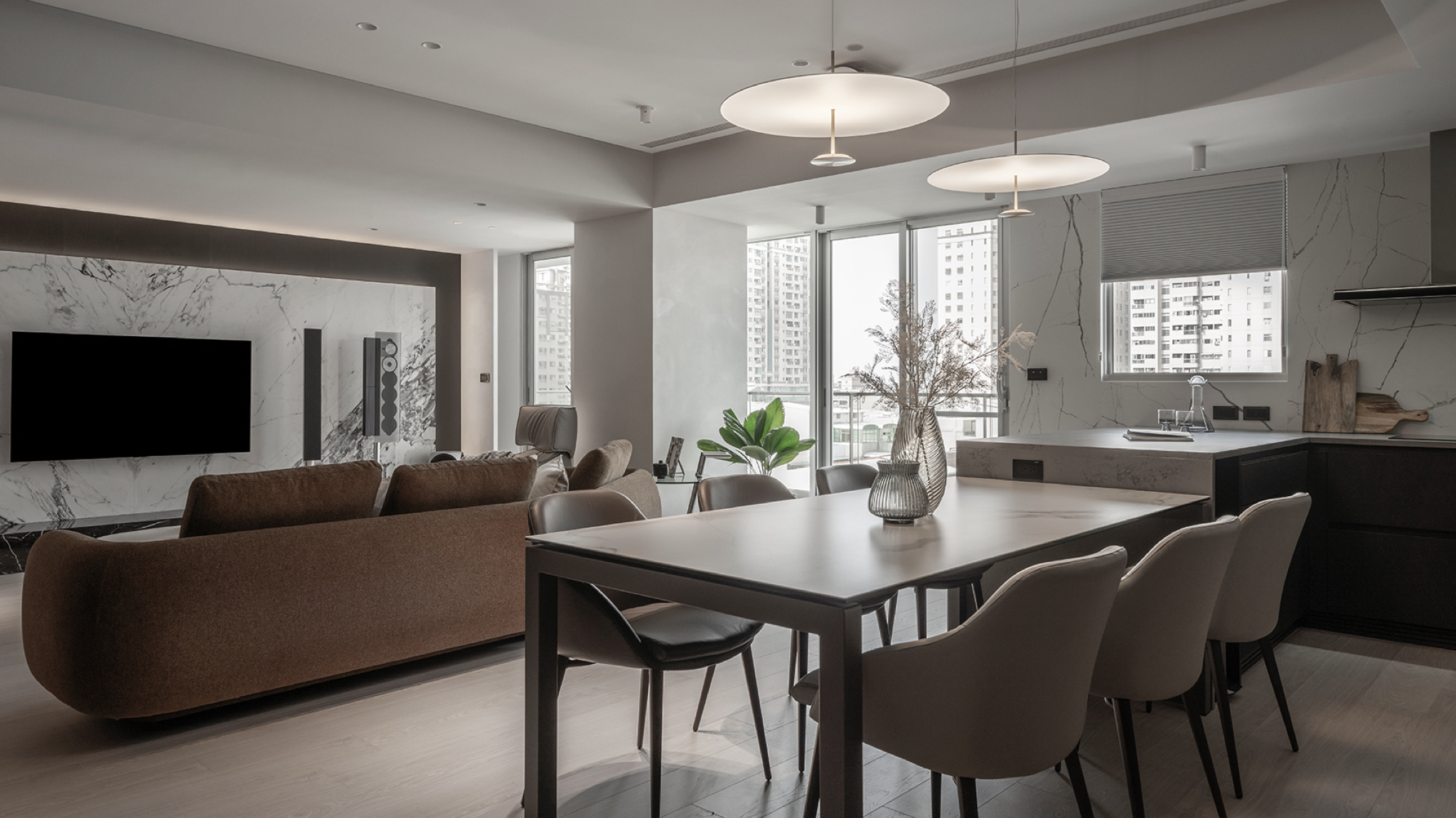 兩盞優雅的義大利進口吊燈DOT，展現平衡的美感，裝在台南府城都會風格的案場。