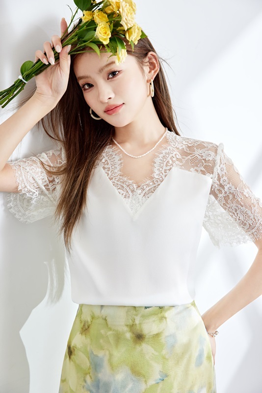 V領睫毛蕾絲緹花上衣 兩色