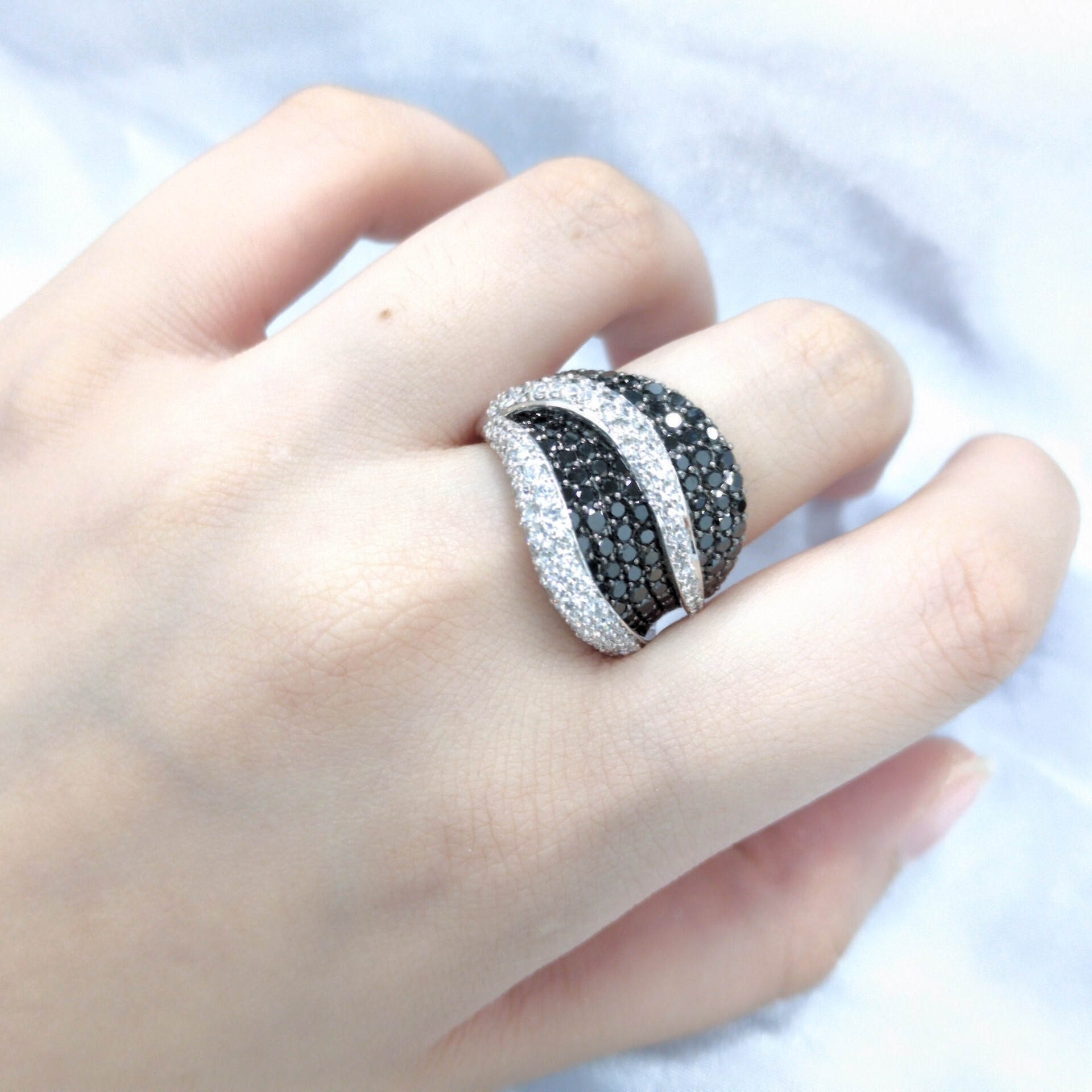 18K White Gold 3.58ct Black White Diamond Ring