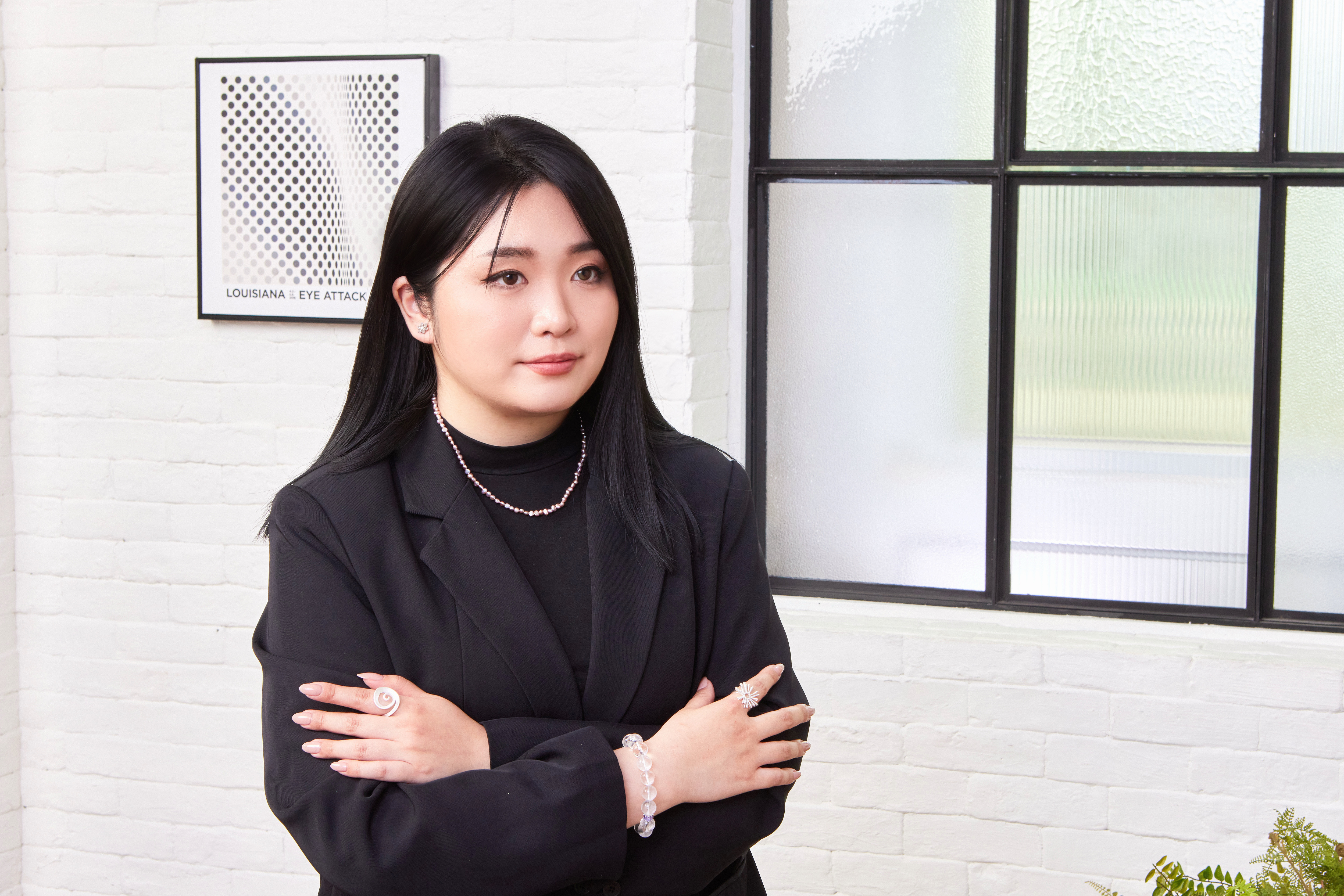 模特遠景照展示耳環搭配整體造型