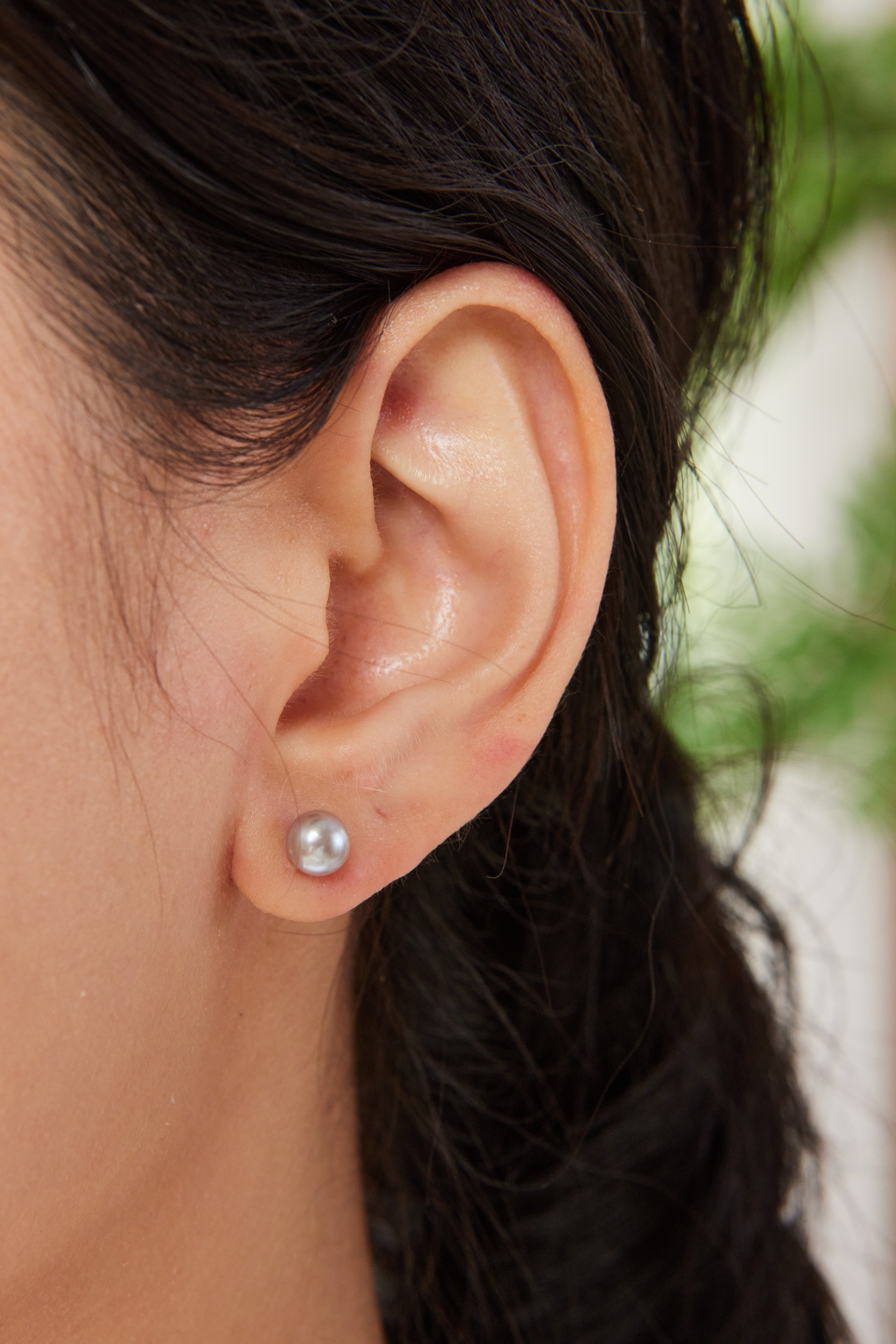 單顆 7mm 灰色珍珠耳環，呈現柔霧光澤與極簡質感設計