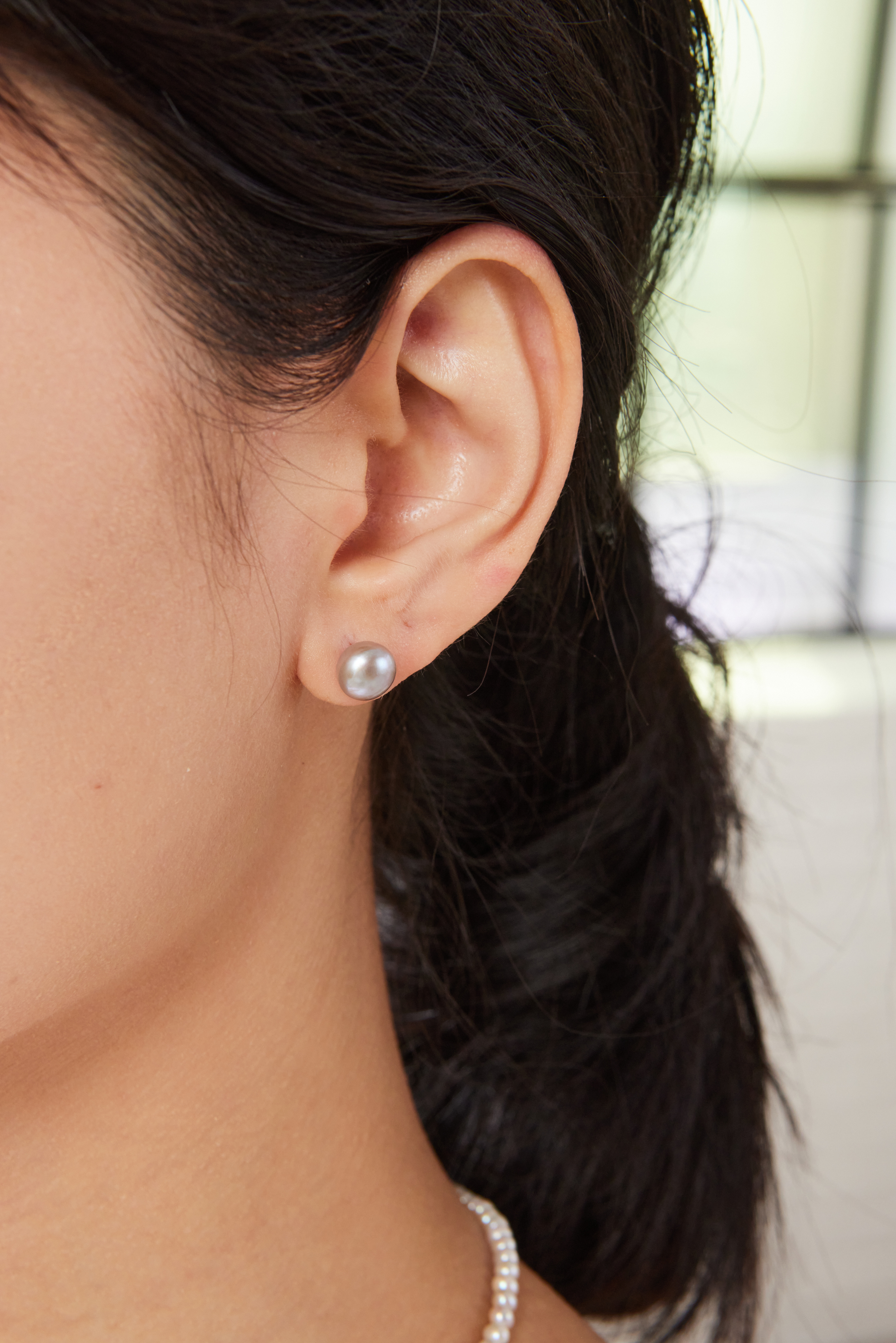 8mm 單顆純銀灰珍珠耳環飾品照，圓潤飽滿、自然金屬光澤
