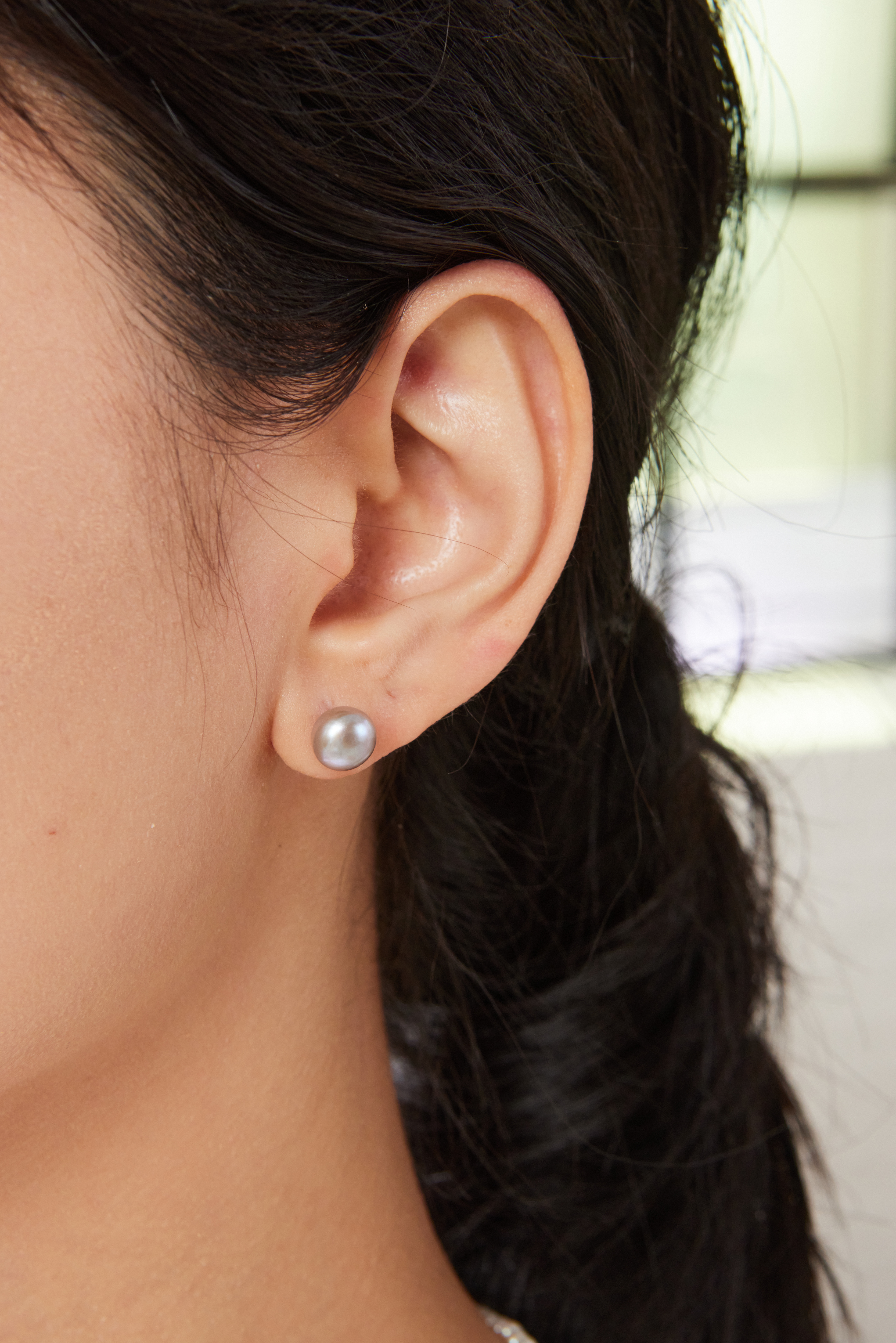 大尺寸 9mm 灰珍珠耳環單顆展示照，霧銀色調沉穩優雅