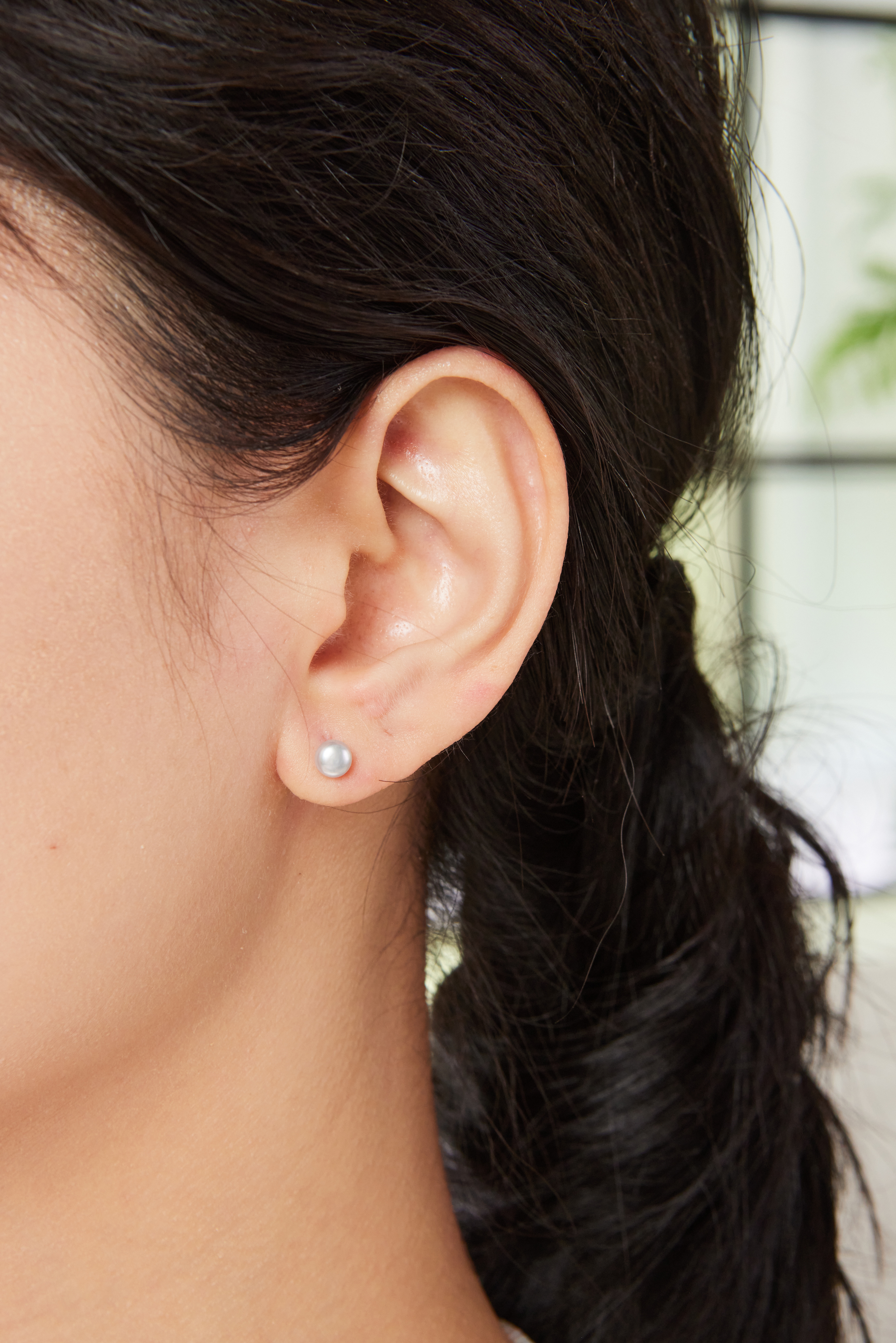 單顆 5mm 純銀灰珍珠耳環單品照，低調圓潤，適合日常佩戴