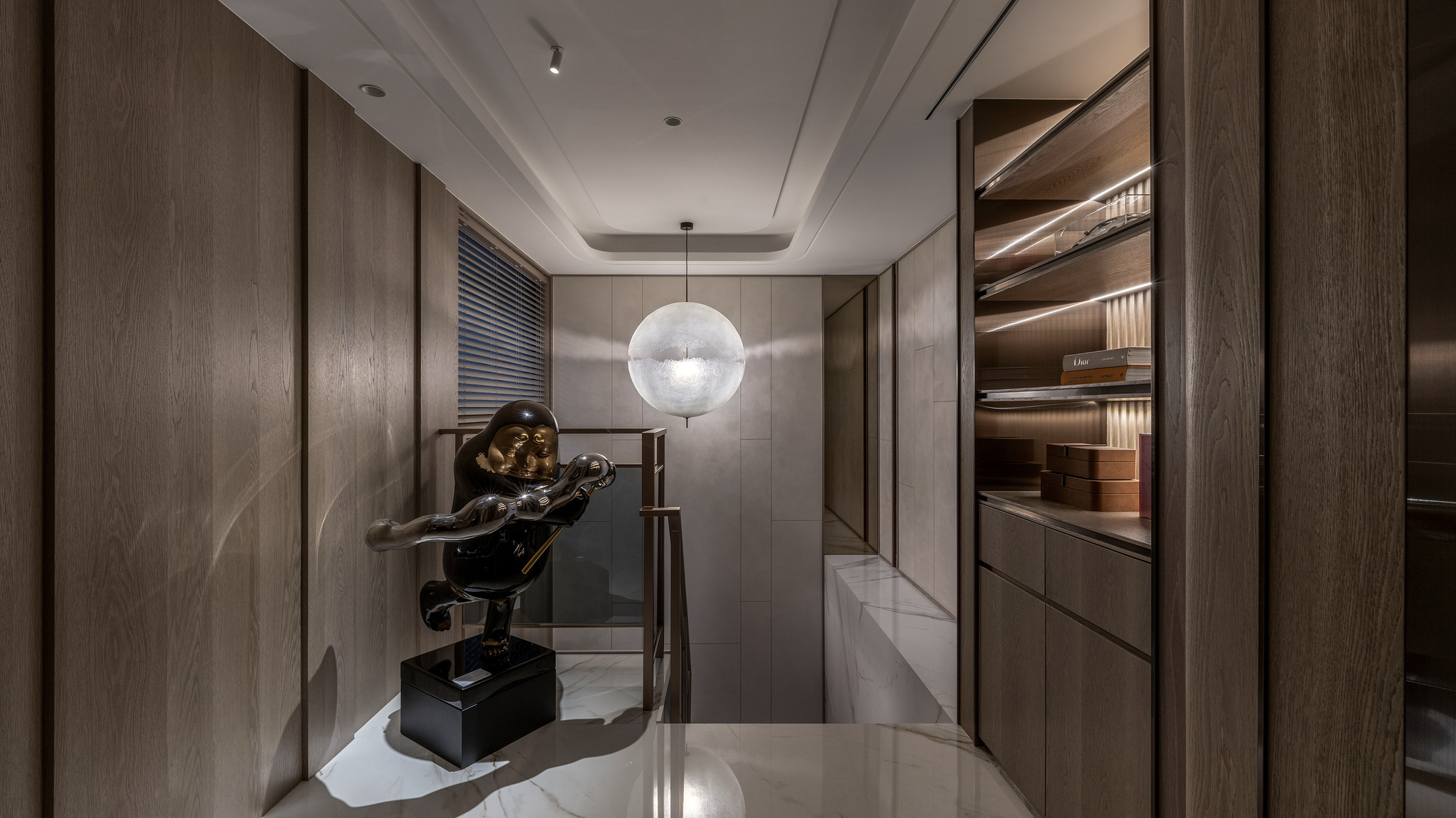 高掛的義大利進口明月吊燈，讓月光灑滿了梯間，來自普霖精品燈具公司，裝在台中雙橡園的案場。