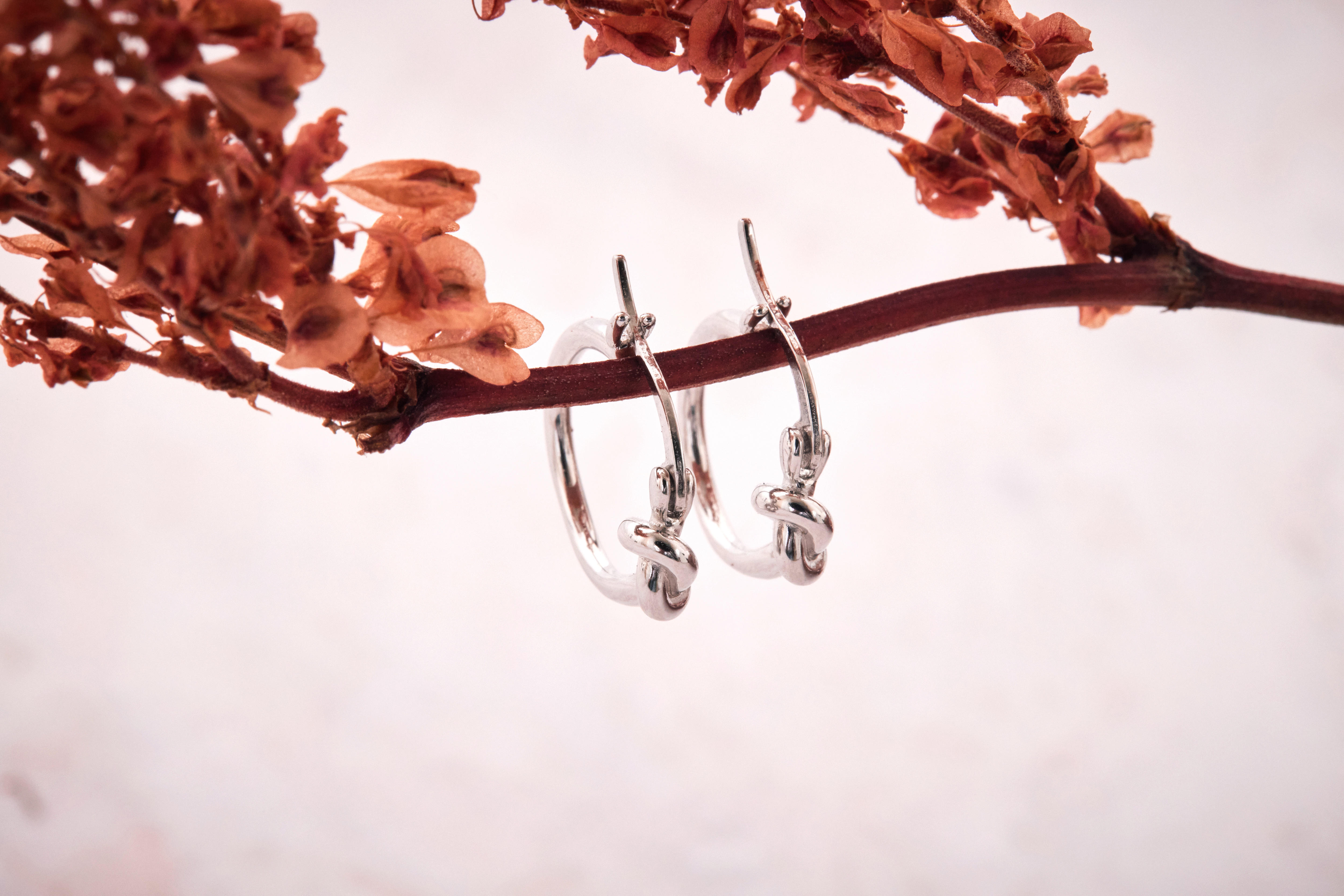 E2140  |  純銀紐結壓扣耳環