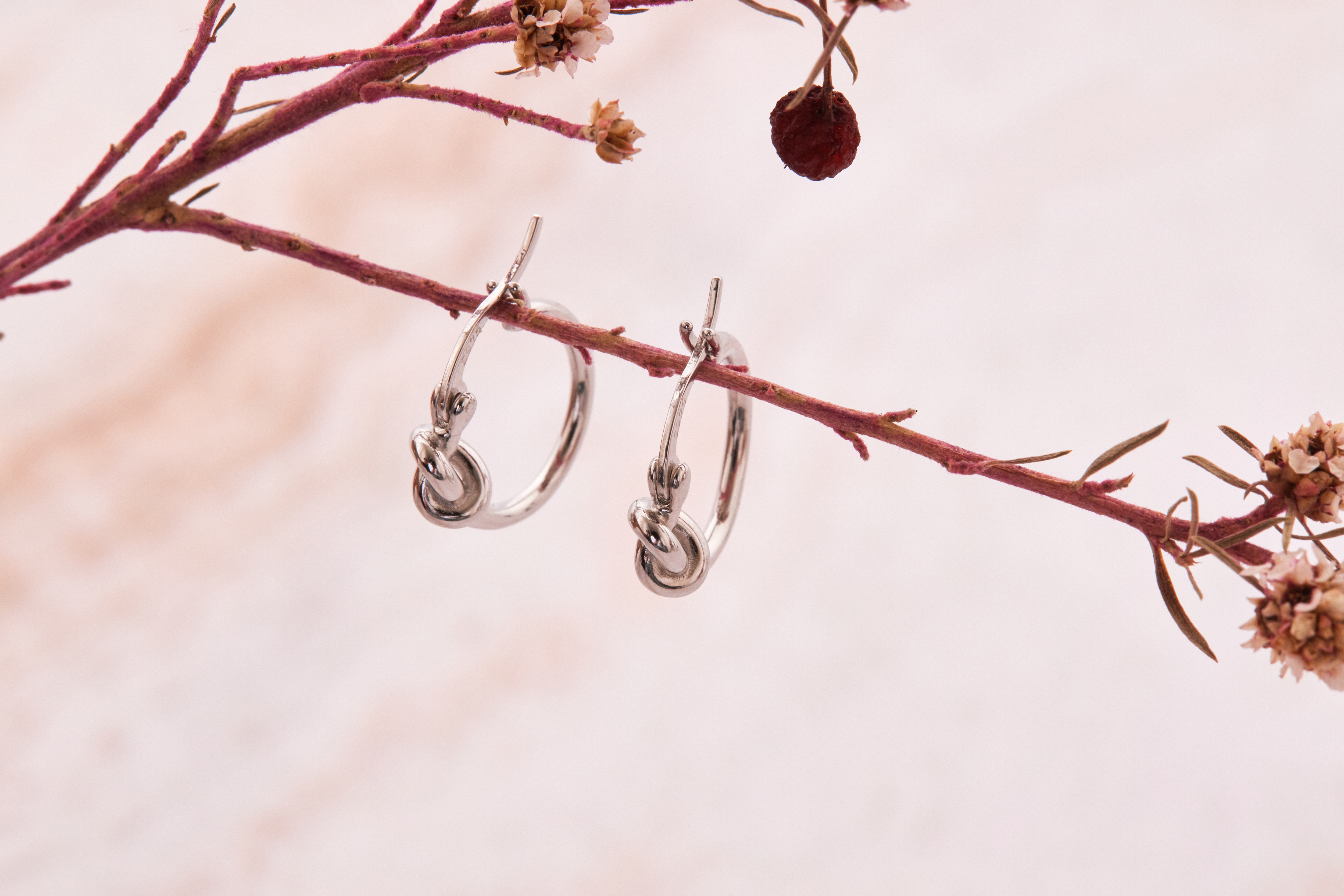 純銀紐結耳環展示照，簡約線條與日常百搭風格設計