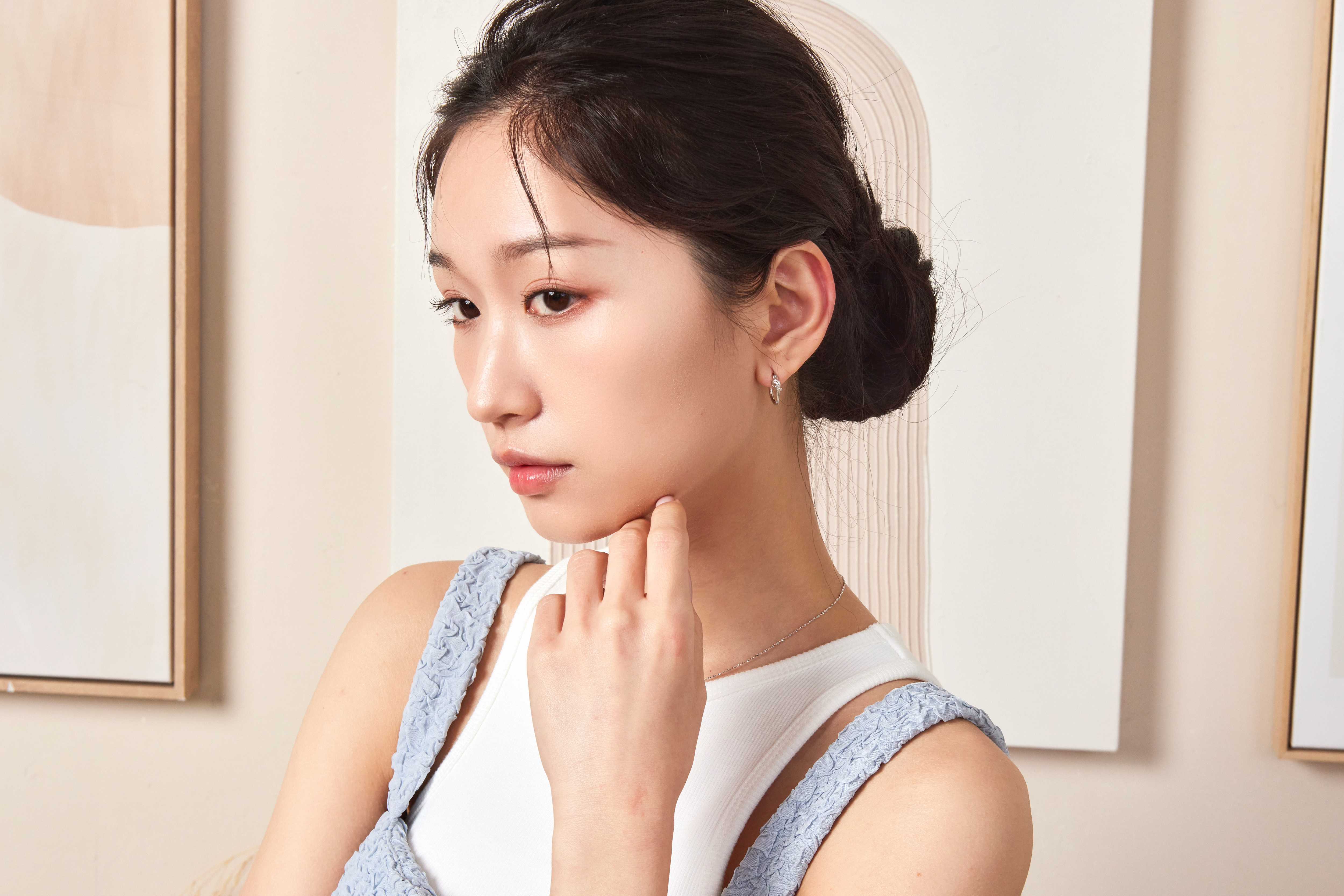 純銀紐結耳環搭配日常穿搭的半身照，展現百搭實戴風格