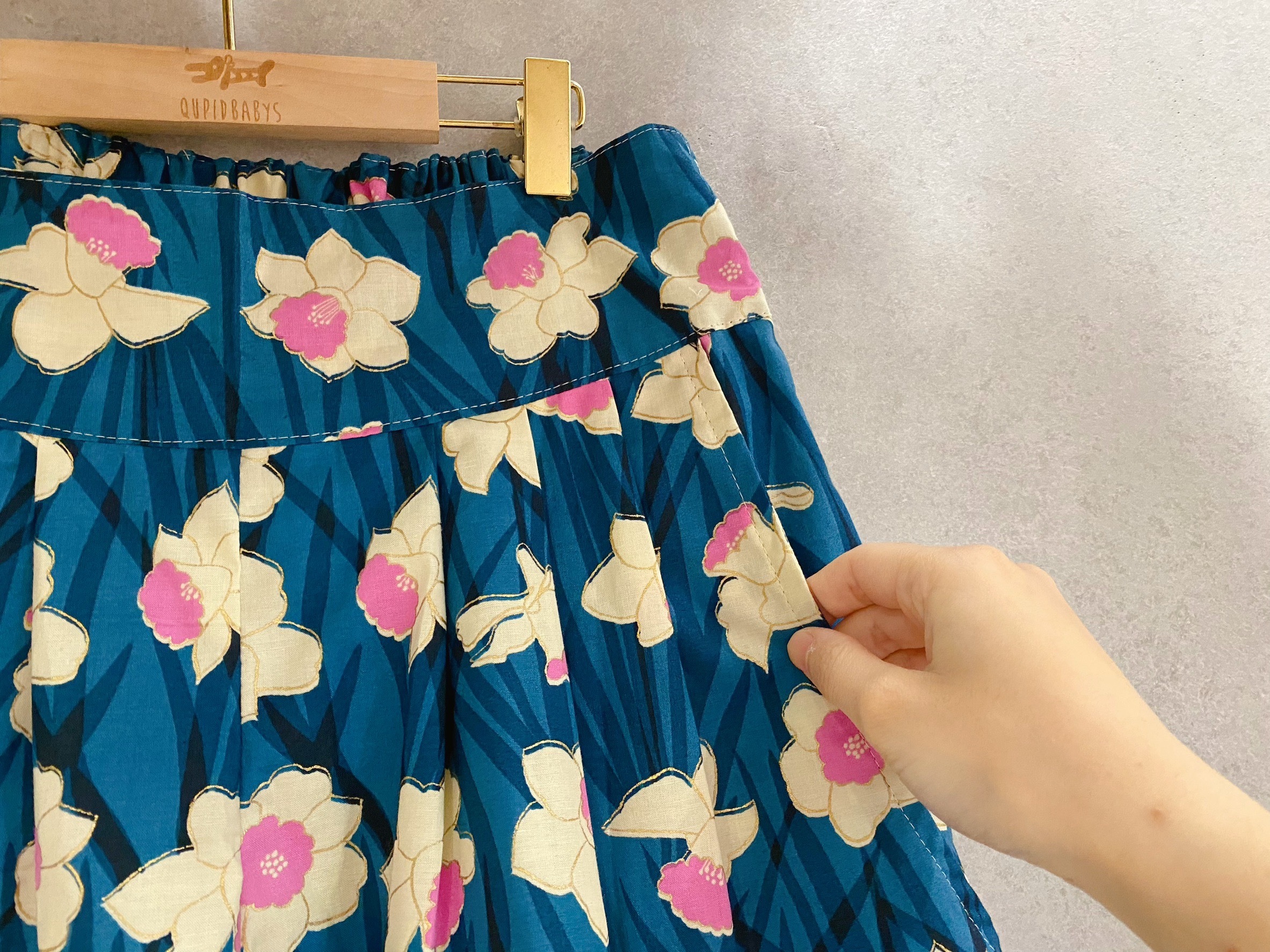 藍底燙金白花 媽咪美腿高腰短褲