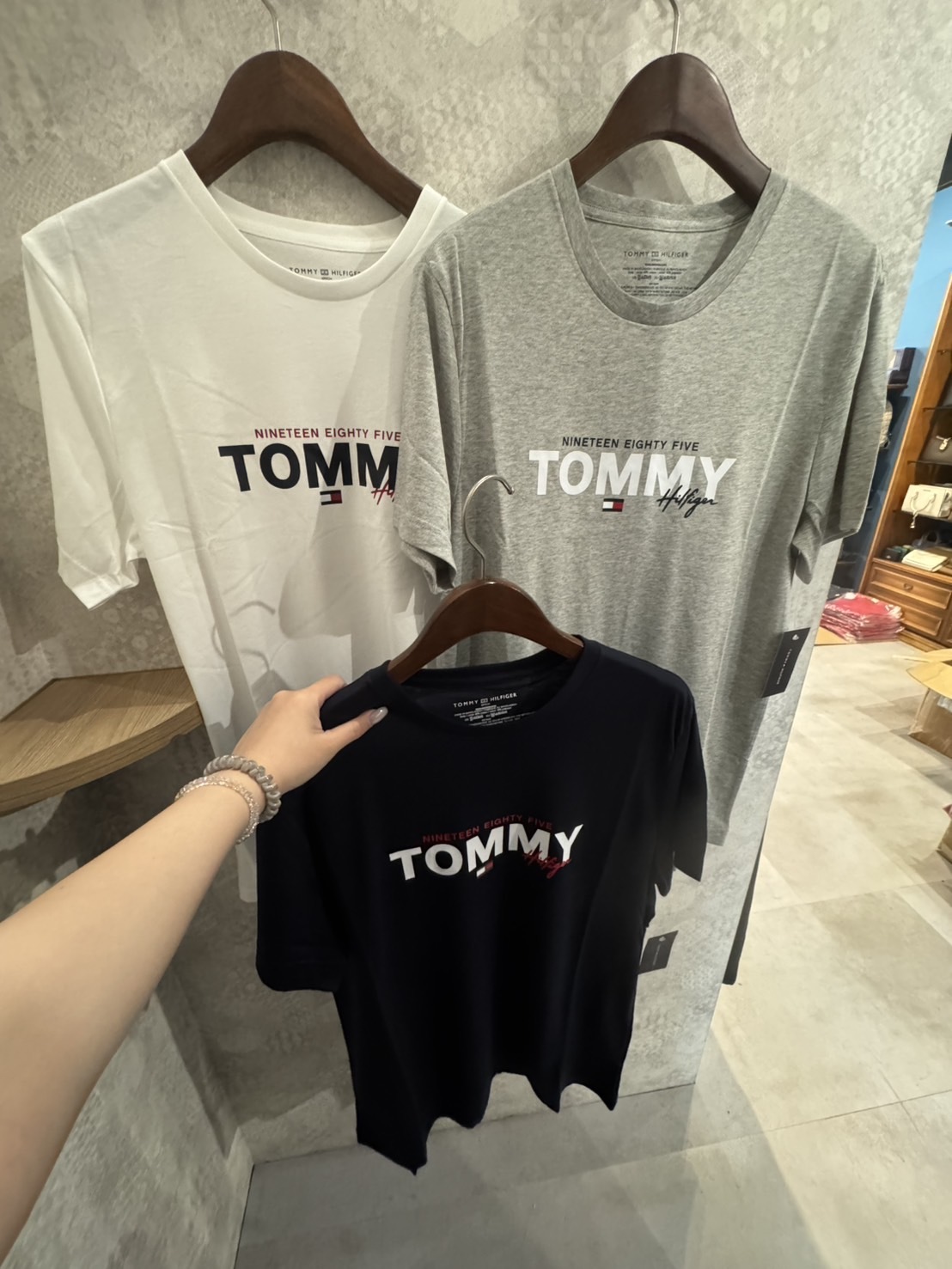 Tommy Hilfiger 胸前字母 短袖上衣 短T