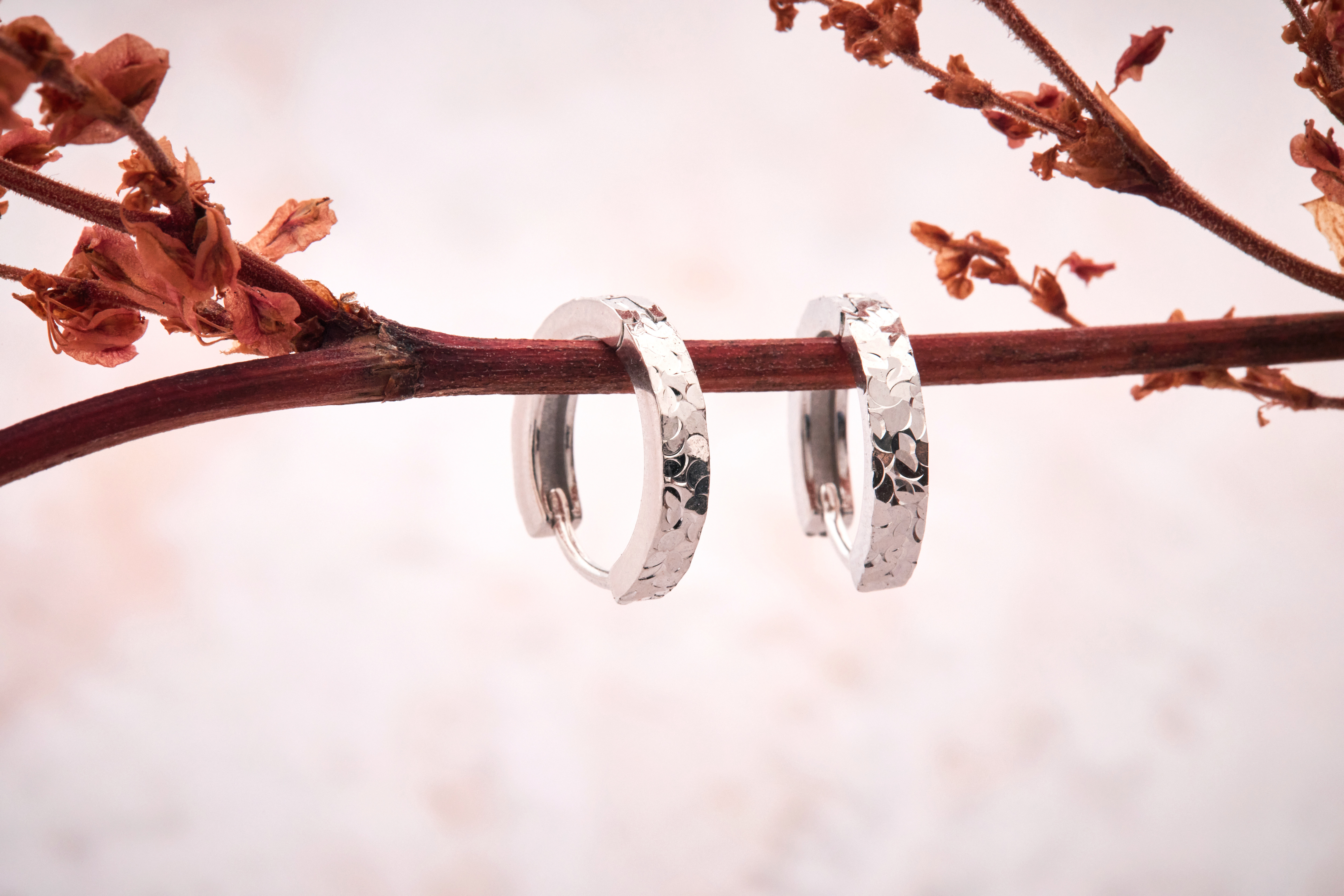 純銀切割亮面壓扣耳環單品照，展現俐落幾何切面與鏡面光澤