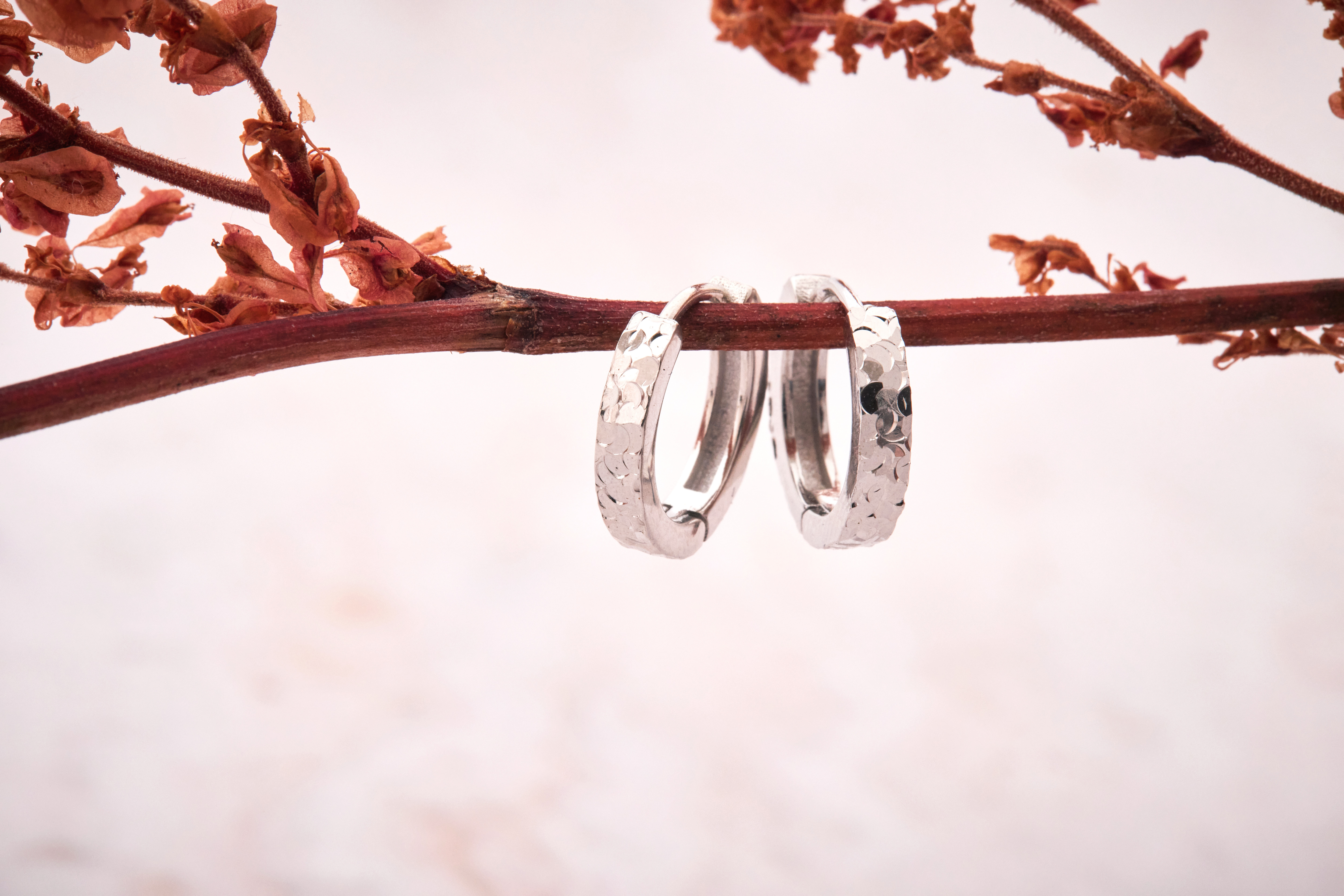 切割面純銀耳環近拍照，金屬反光與輪廓線條營造現代感