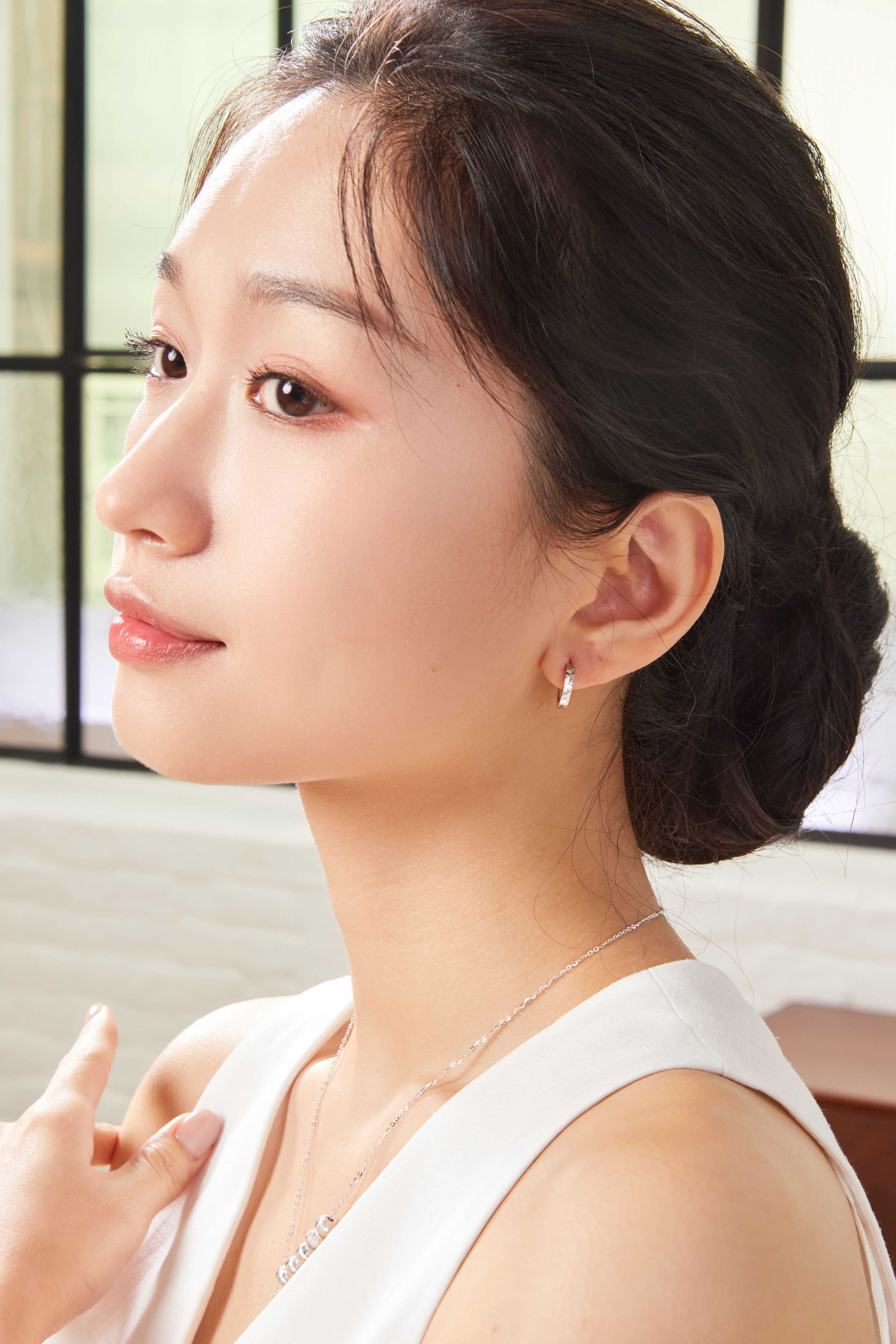 模特佩戴純銀切割亮面耳環的側面照，呈現俐落高質感氣質