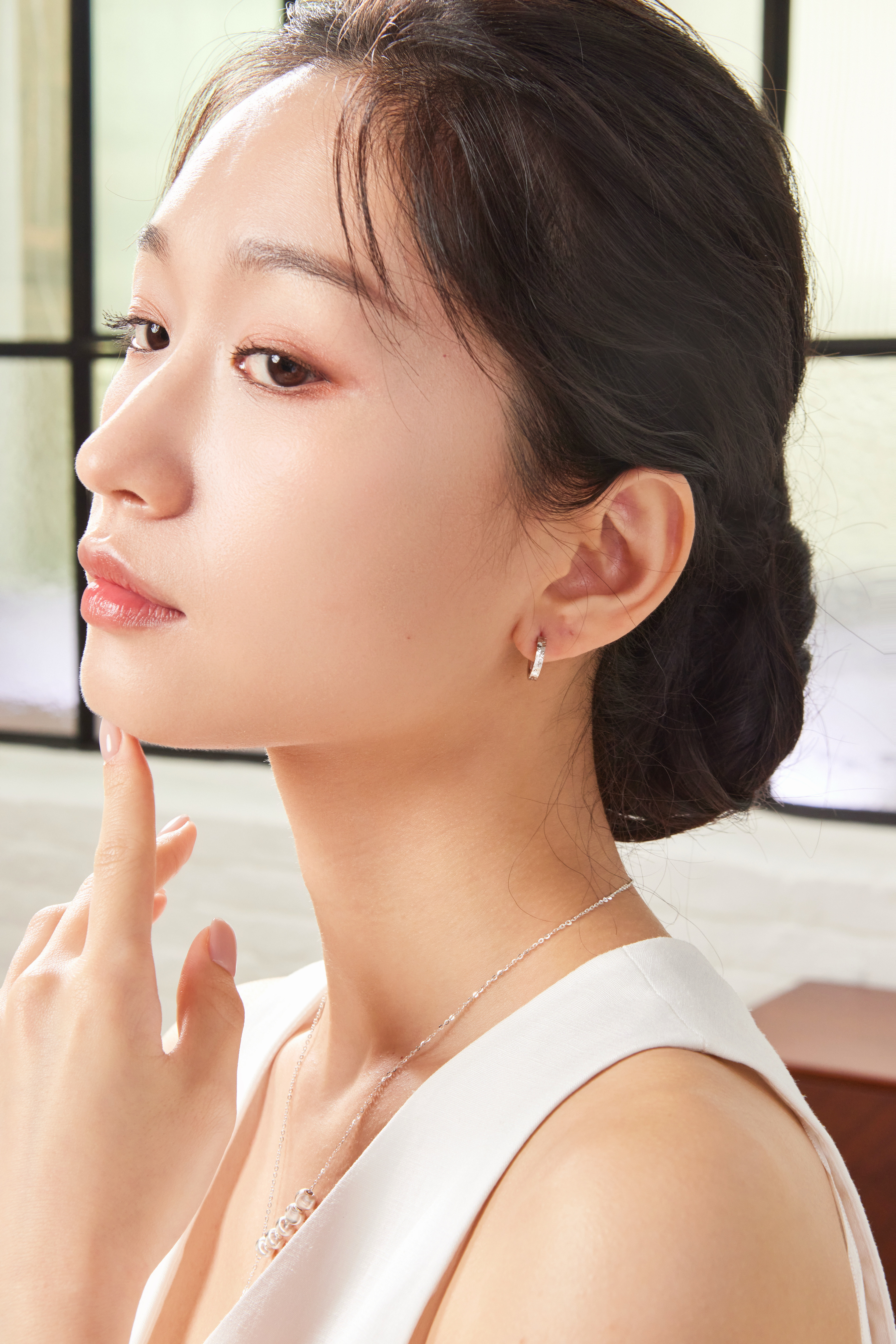 模特穿搭照搭配亮面壓扣耳環，飾品為整體造型增添亮點